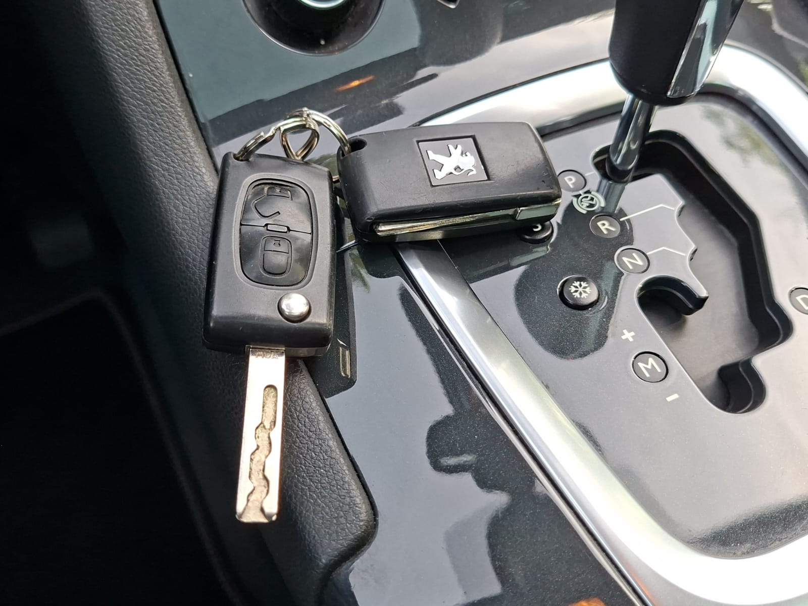 PEUGEOT 5008 1.6 16V T Family Automatic-image-18