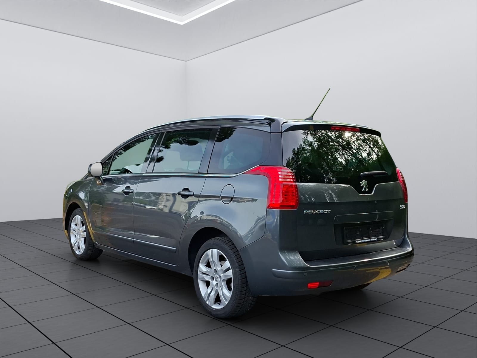 PEUGEOT 5008 1.6 16V T Family Automatic-image-4