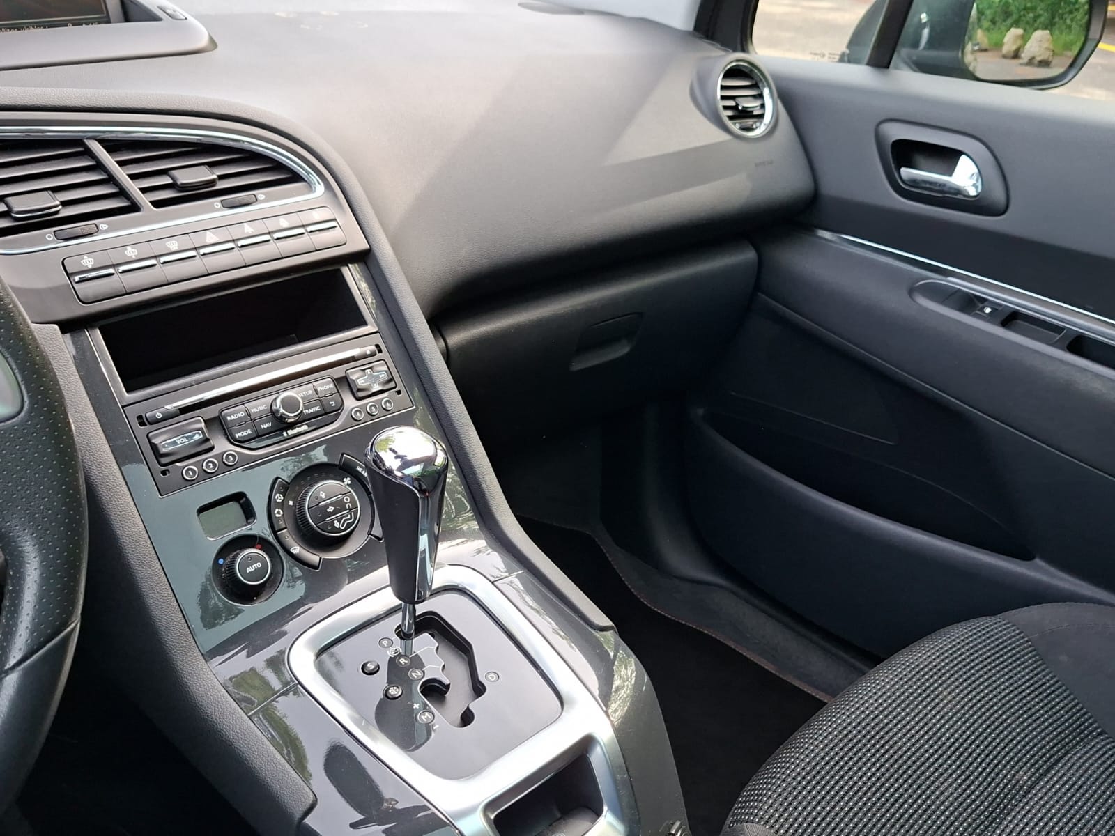 PEUGEOT 5008 1.6 16V T Family Automatic-image-16