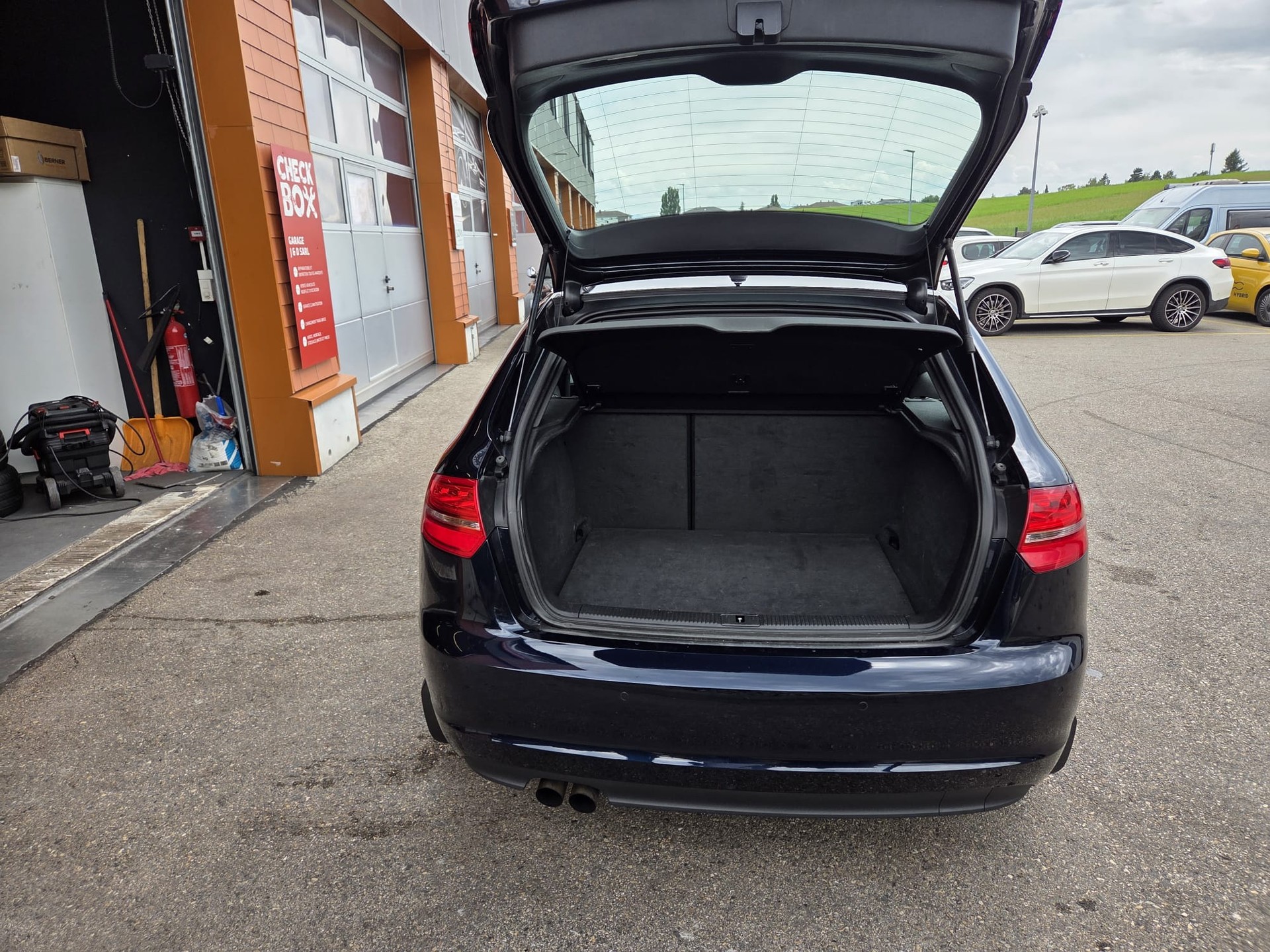 AUDI A3 Sportback 2.0 TFSI Ambition quattro S-tronic-image-4