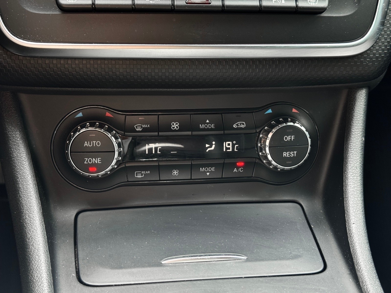 MERCEDES-BENZ A 200 Urban 7G-DCT-image-15