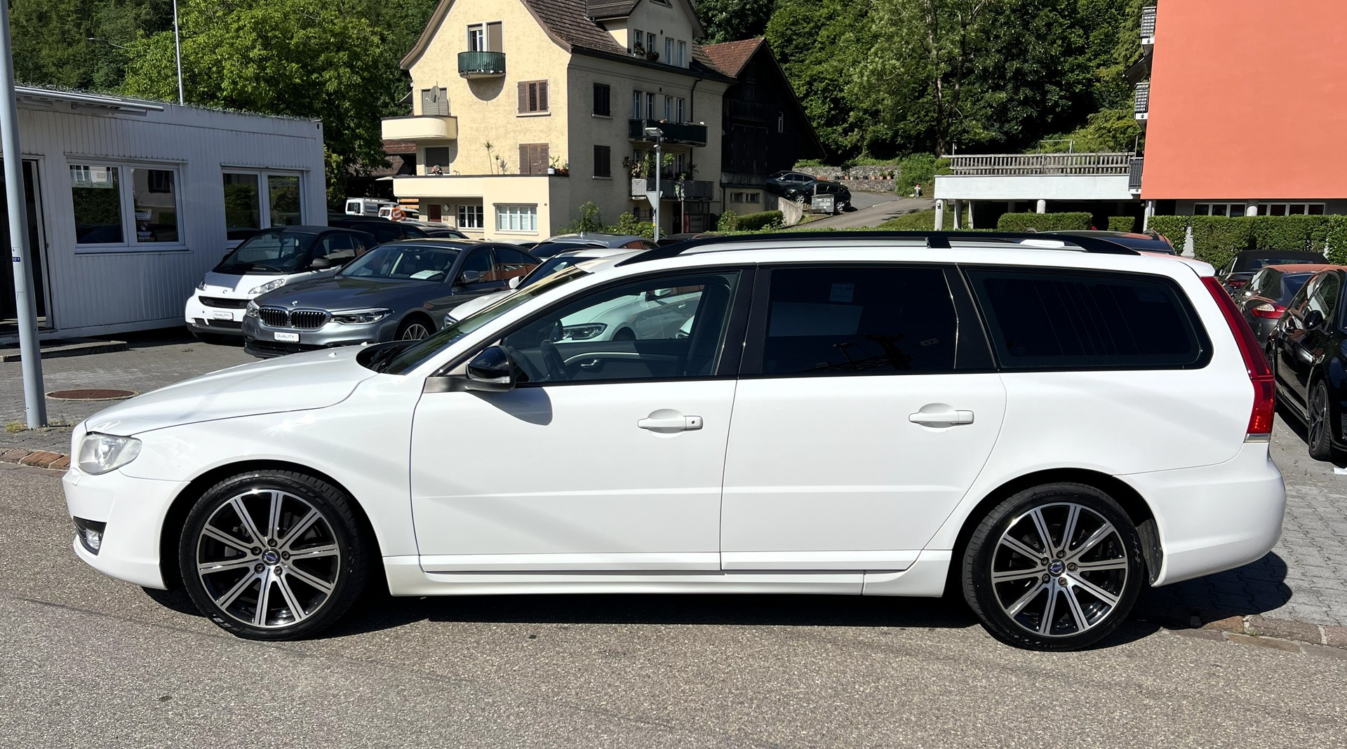 VOLVO V70 D4 AWD Momentum Dynamic Edition Geartronic-image-1