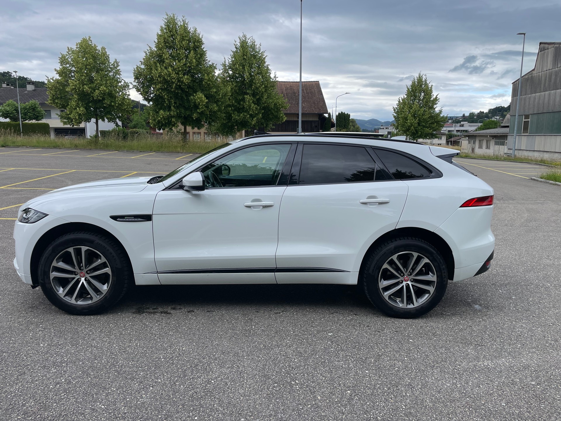 JAGUAR F-Pace 25t 2.0 R-Sport AWD Automatik-image-3