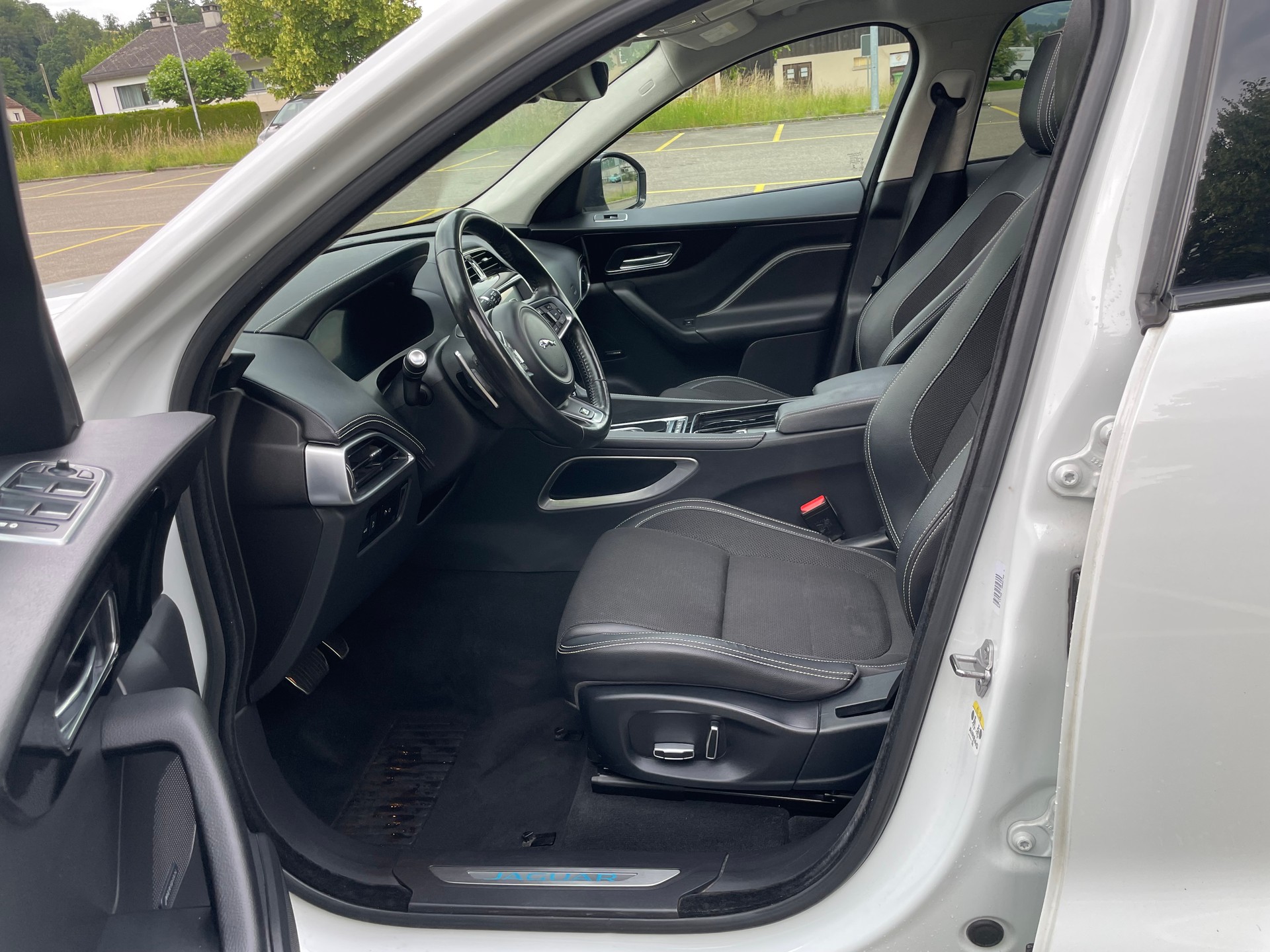 JAGUAR F-Pace 25t 2.0 R-Sport AWD Automatik-image-12
