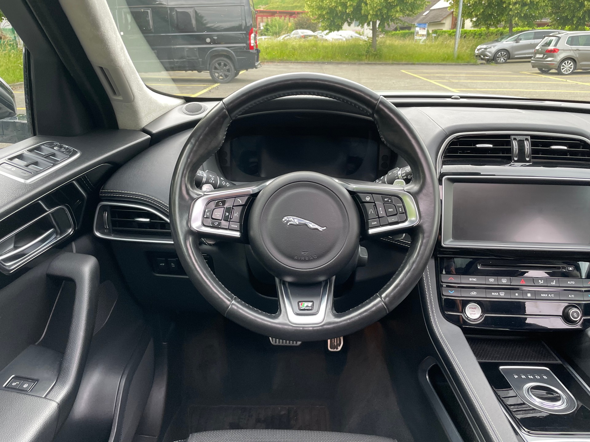 JAGUAR F-Pace 25t 2.0 R-Sport AWD Automatik-image-9