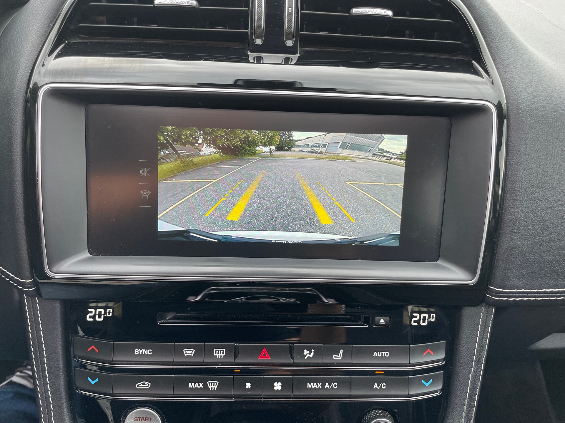 JAGUAR F-Pace 25t 2.0 R-Sport AWD Automatik-image-10