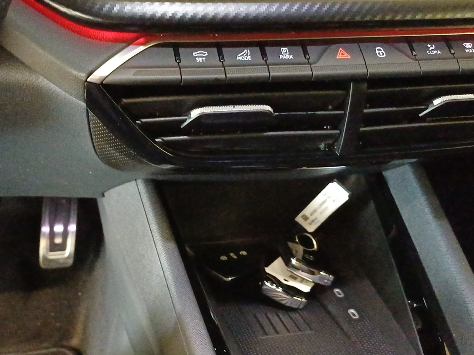 SKODA Octavia Combi 2.0 TSI DSG RS 30 Years Edition-image-10