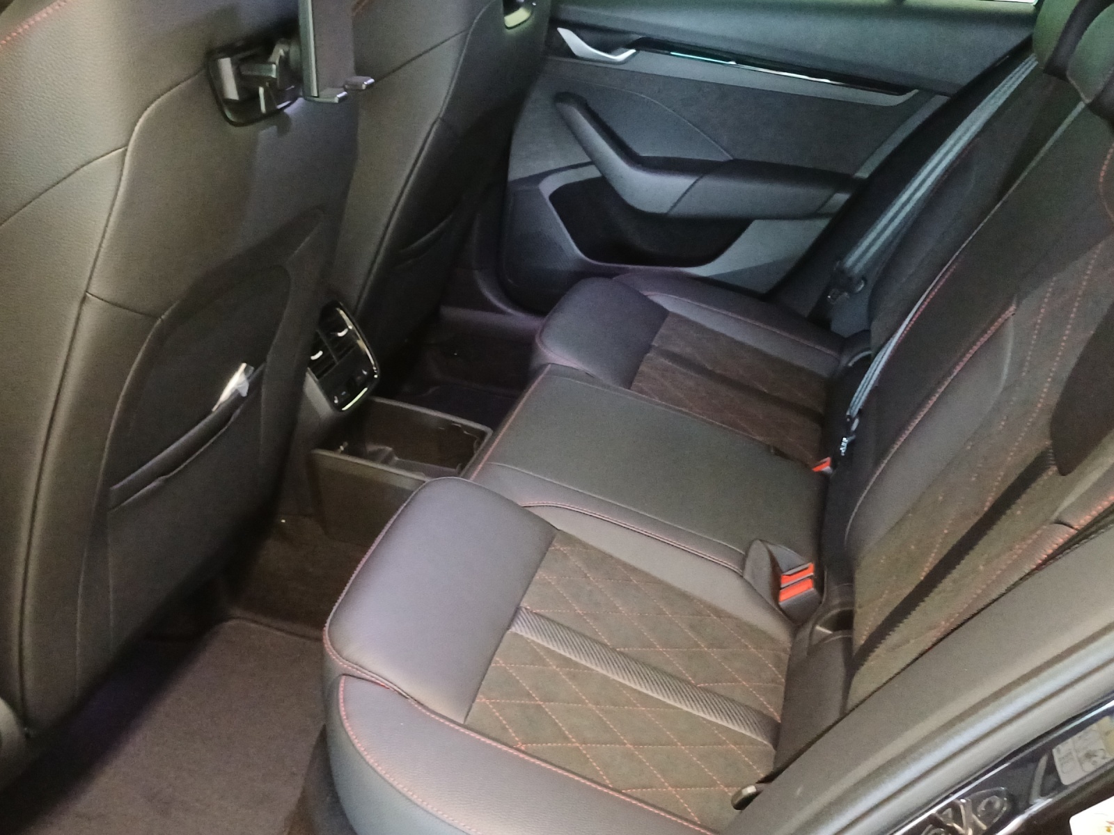 SKODA Octavia Combi 2.0 TSI DSG RS 30 Years Edition-image-11