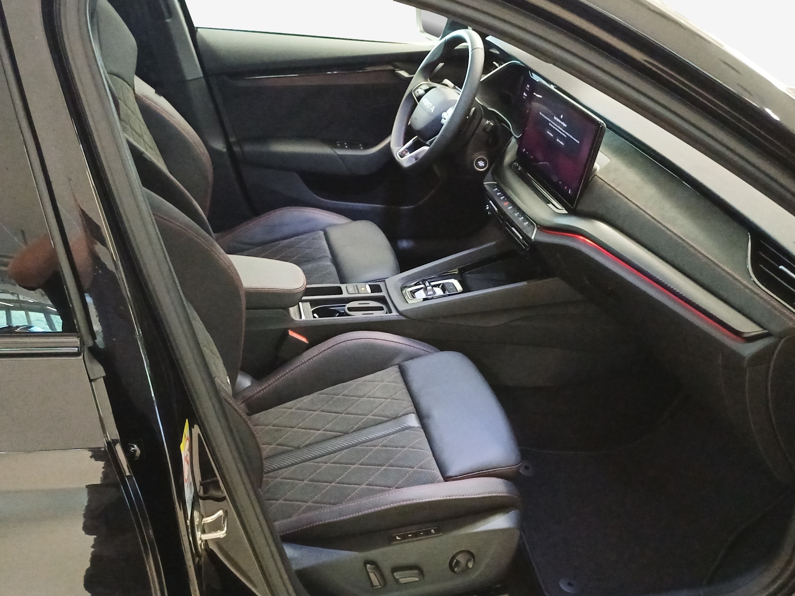 SKODA Octavia Combi 2.0 TSI DSG RS 30 Years Edition-image-15