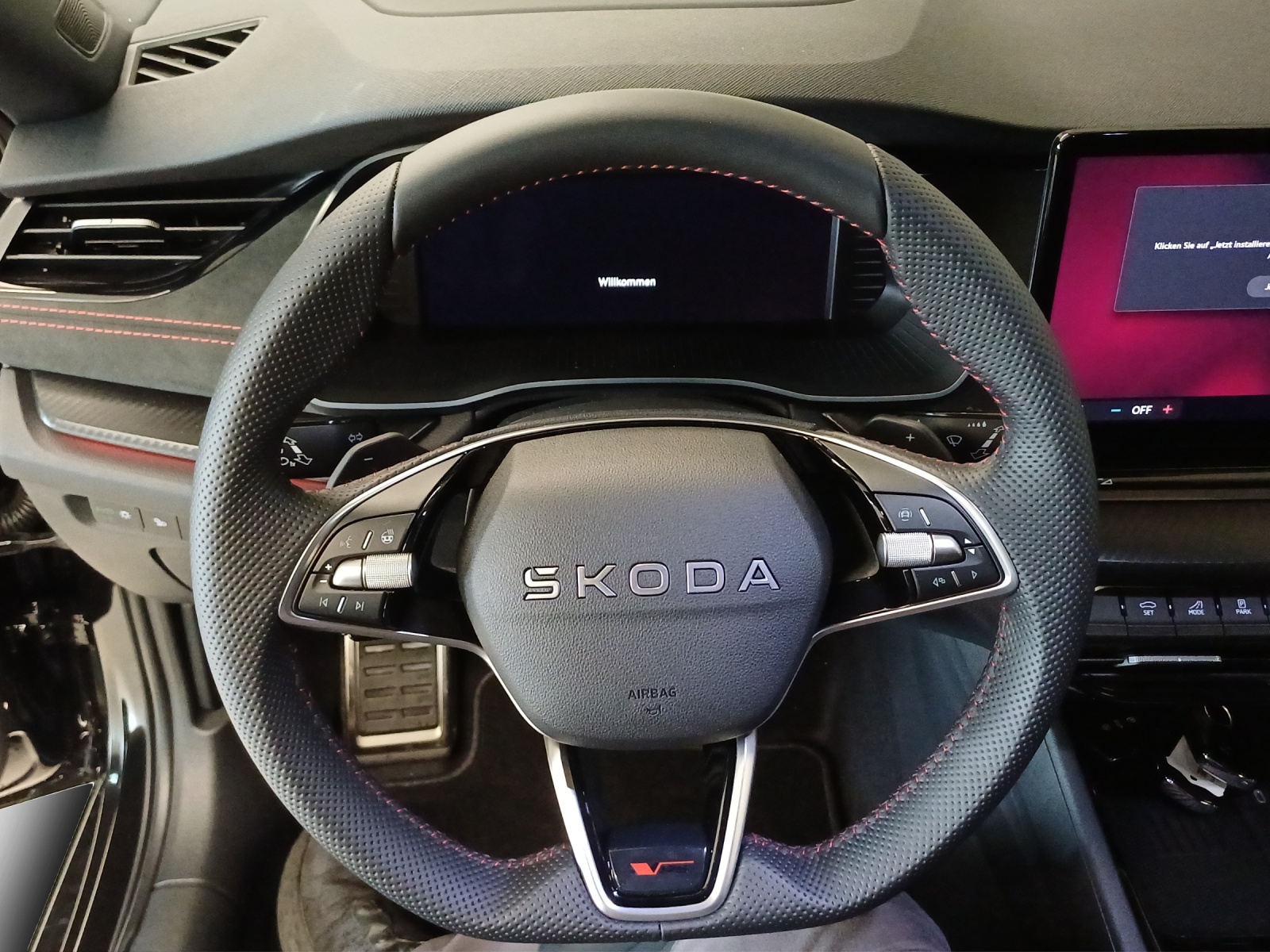 SKODA Octavia Combi 2.0 TSI DSG RS 30 Years Edition-image-9
