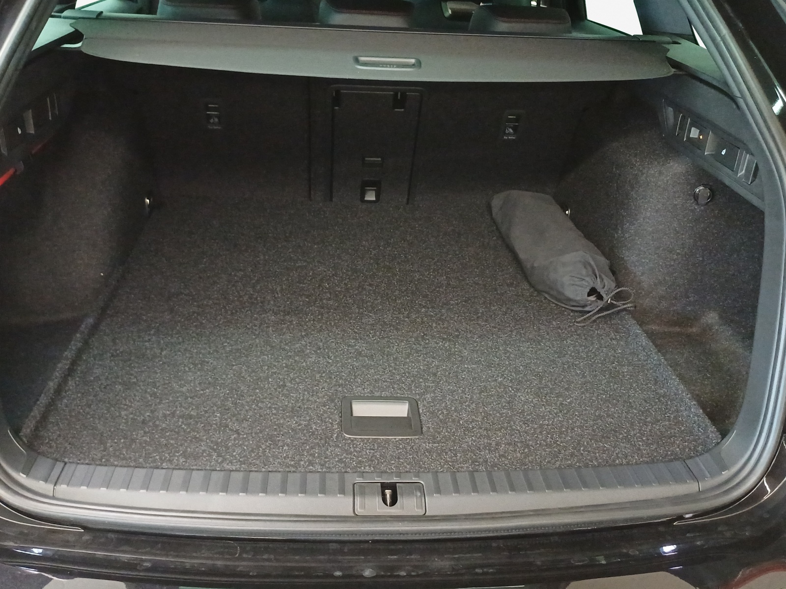 SKODA Octavia Combi 2.0 TSI DSG RS 30 Years Edition-image-12