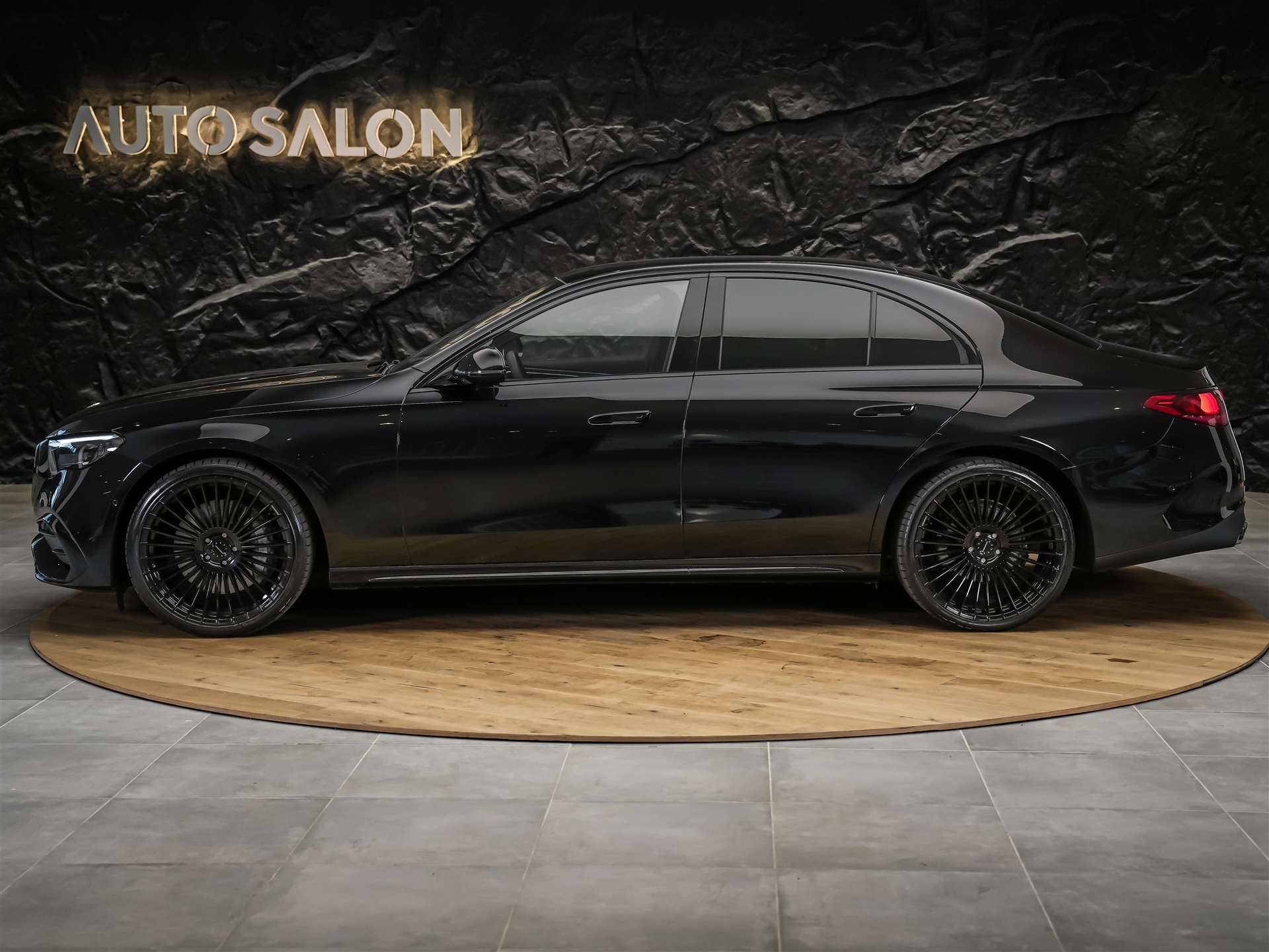 MERCEDES-BENZ E 220 d AMG Line 4Matic 9G-Tronic *Werksgarantie*21" Felgen*Abstandsregler*-image-1
