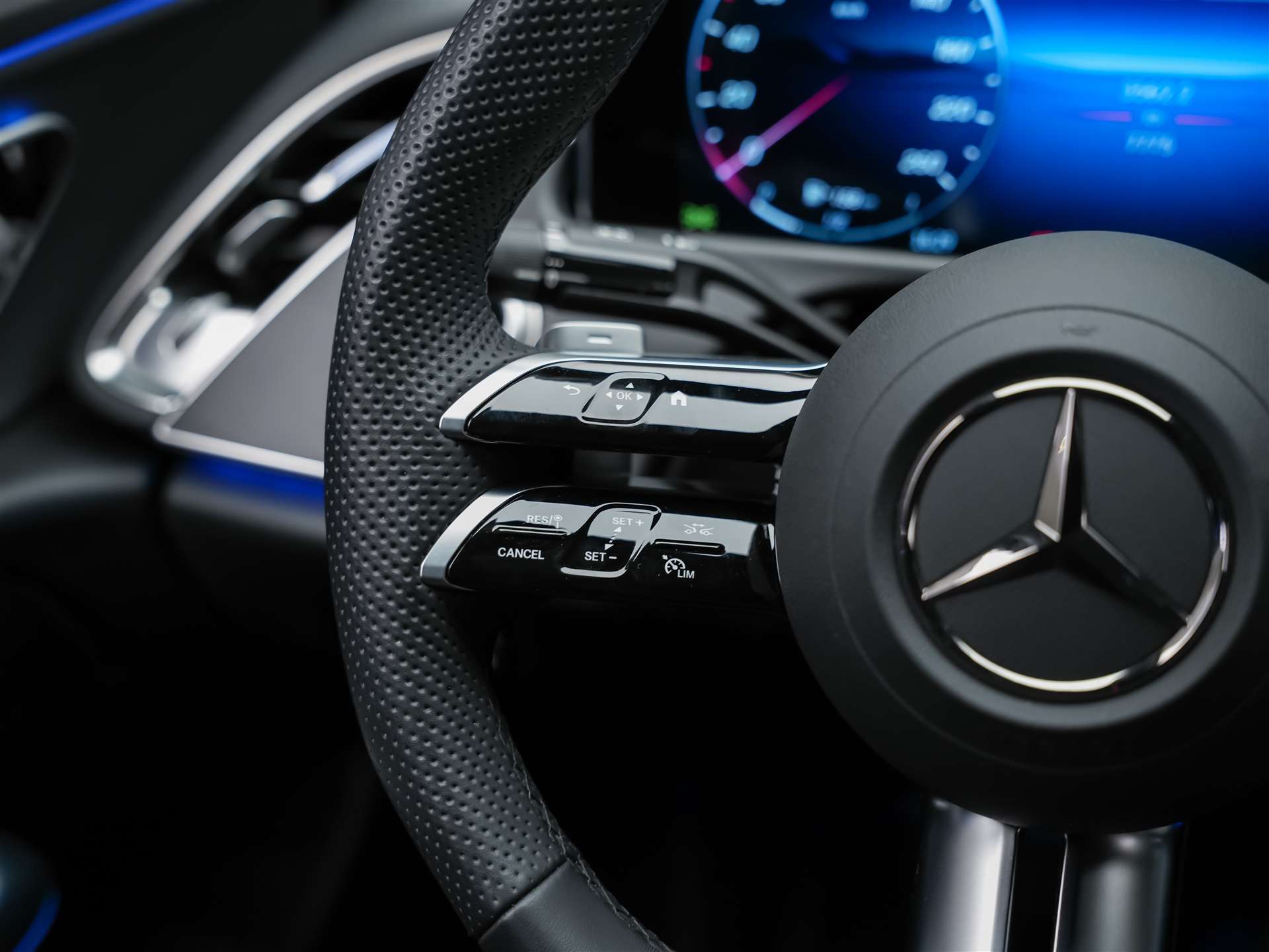 MERCEDES-BENZ E 220 d AMG Line 4Matic 9G-Tronic *Werksgarantie*21" Felgen*Abstandsregler*-image-25