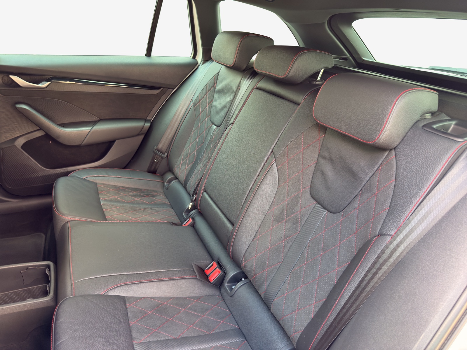 SKODA Octavia Combi 2.0 TSI DSG RS-image-11