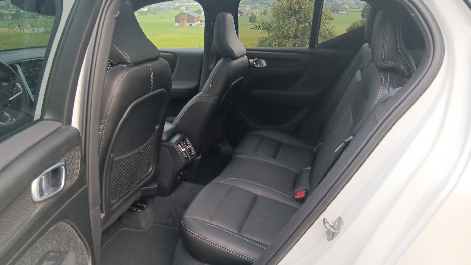 VOLVO XC40 D4 AWD R-Design Geartronic-image-10