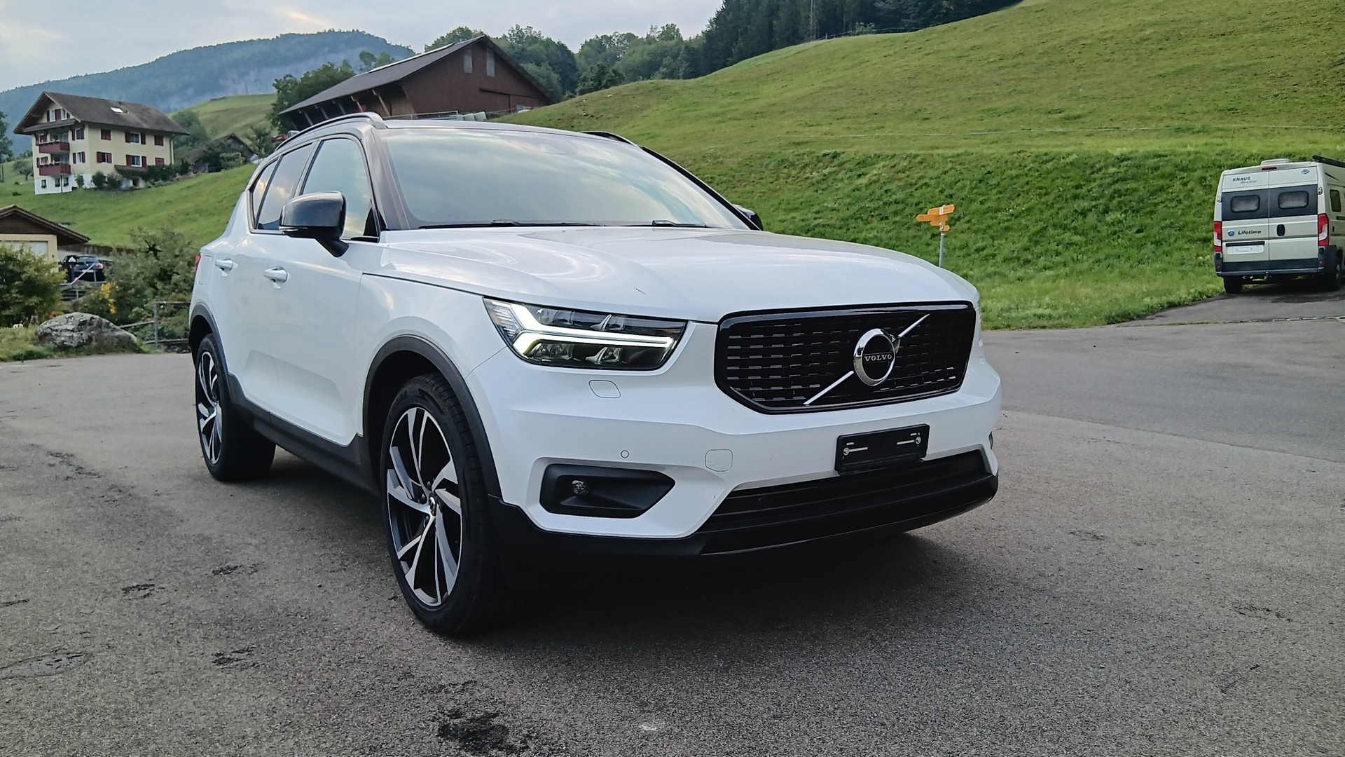VOLVO XC40 D4 AWD R-Design Geartronic-image-1
