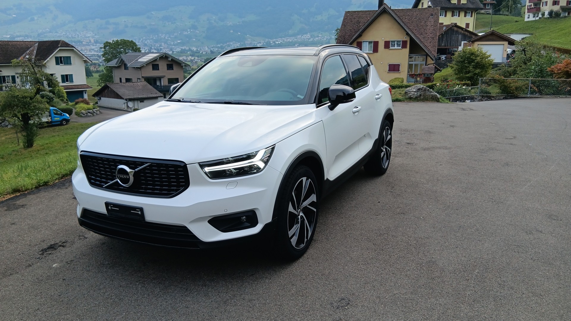 VOLVO XC40 D4 AWD R-Design Geartronic-image-0