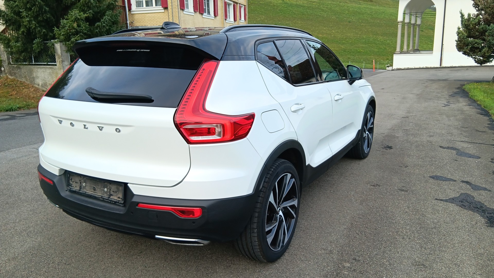 VOLVO XC40 D4 AWD R-Design Geartronic-image-2