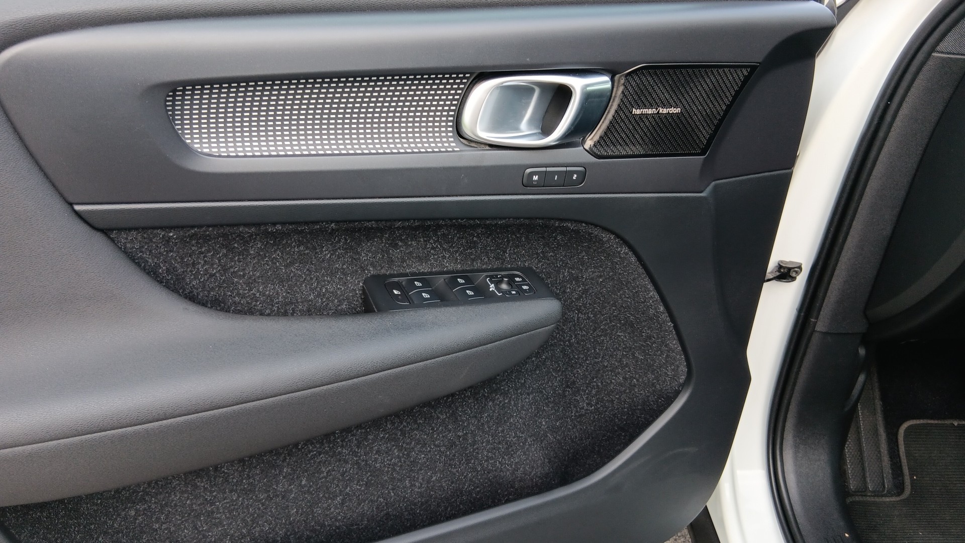 VOLVO XC40 D4 AWD R-Design Geartronic-image-12