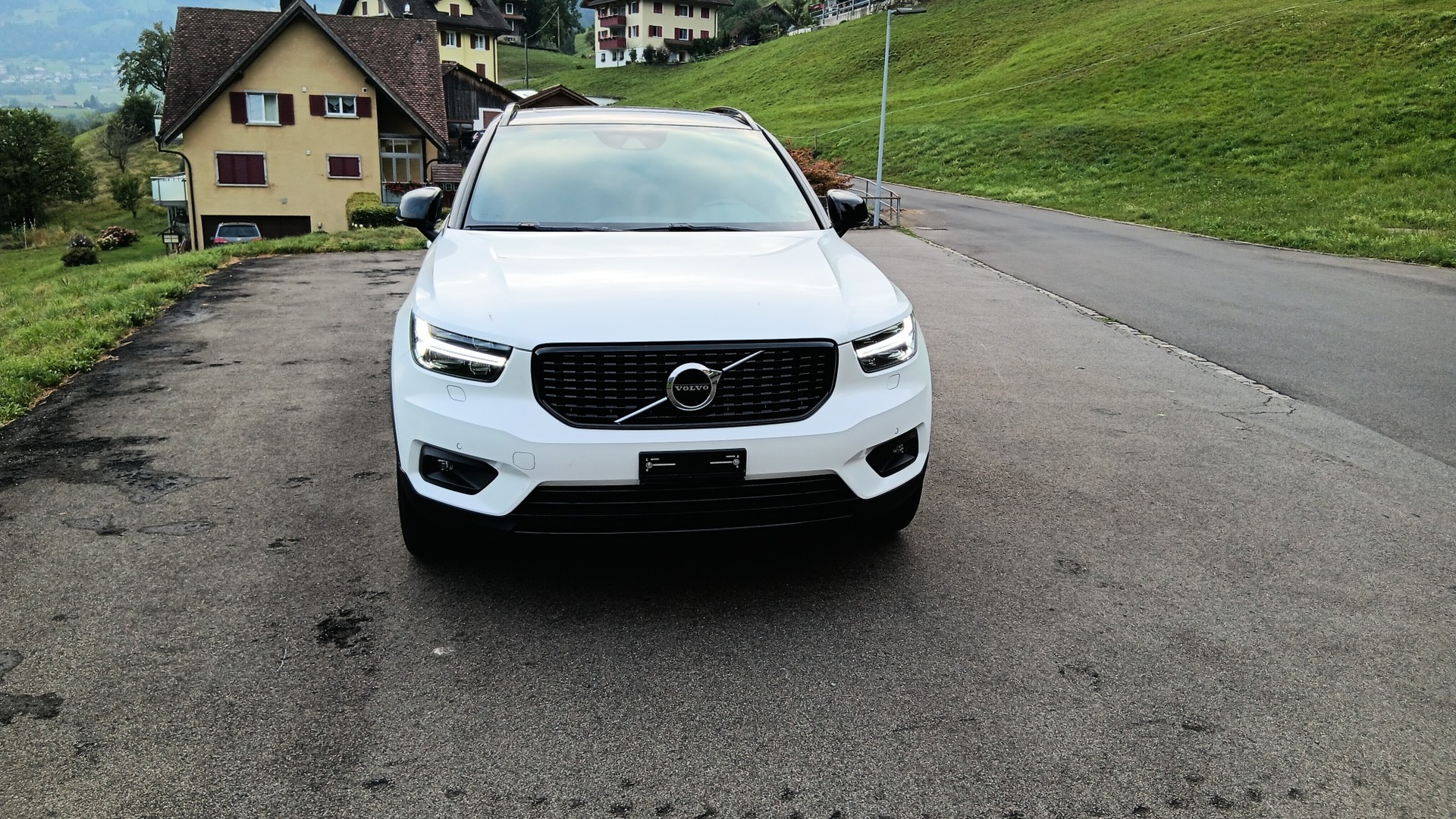 VOLVO XC40 D4 AWD R-Design Geartronic-image-4