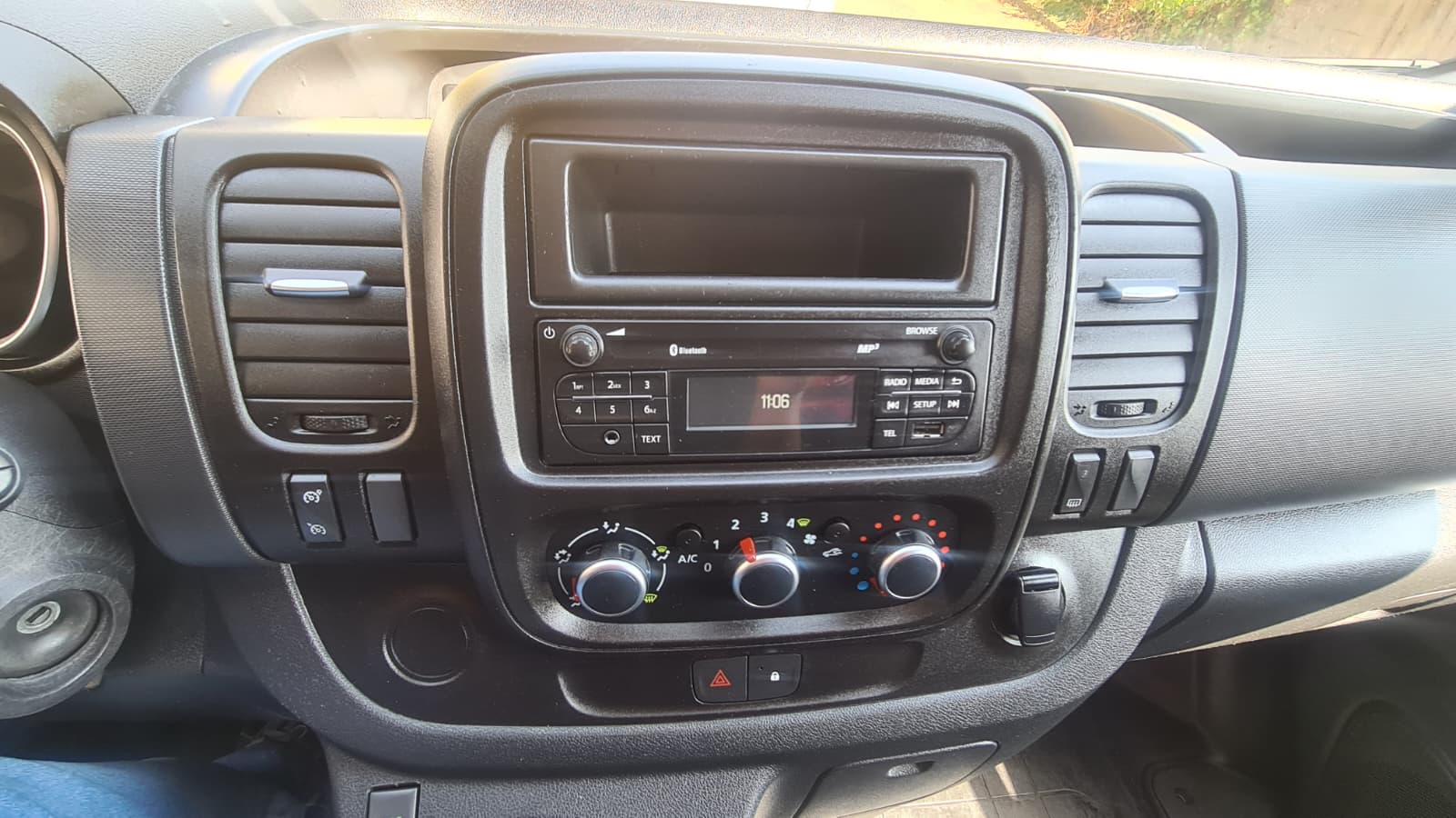 RENAULT Trafic 2.0 Energy dCi 120 3.0t Business L1H1 ** 3-Plätzer ** Klimaanlage ** Dachträger ** Anh-Kupplung ** LTZ MFK 30.01.2026 **-image-13