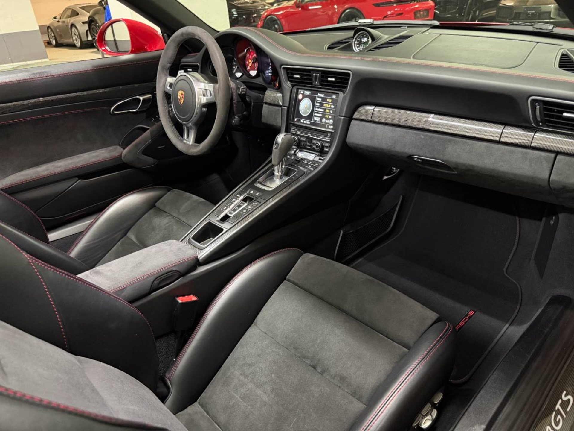 PORSCHE 911 Carrera 4 GTS Cabriolet-image-15