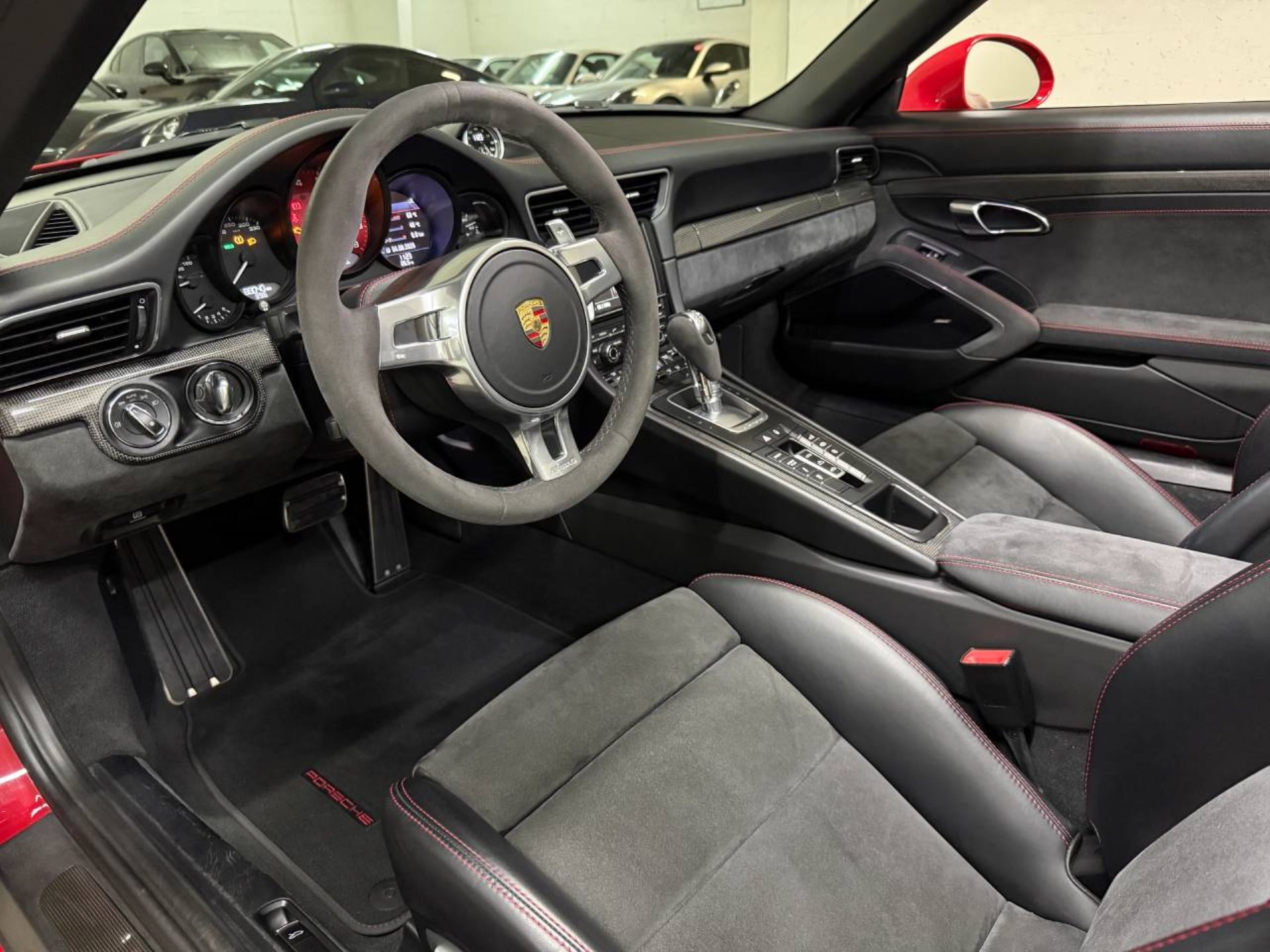 PORSCHE 911 Carrera 4 GTS Cabriolet-showroom-element-3