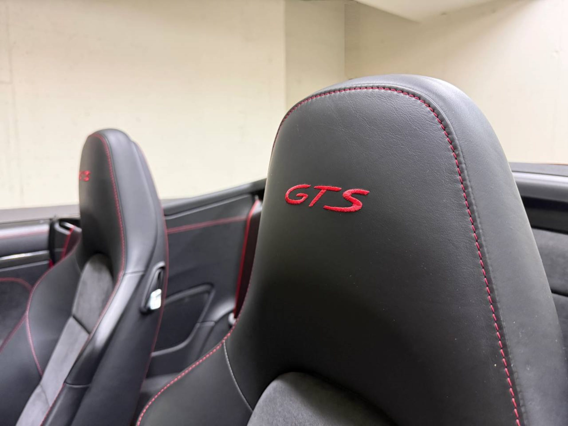 PORSCHE 911 Carrera 4 GTS Cabriolet-image-23