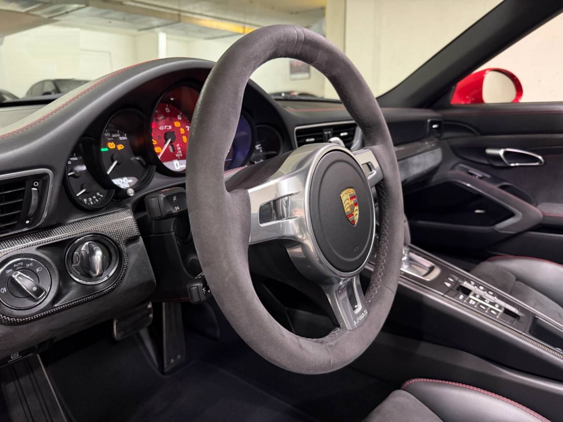 PORSCHE 911 Carrera 4 GTS Cabriolet-image-12