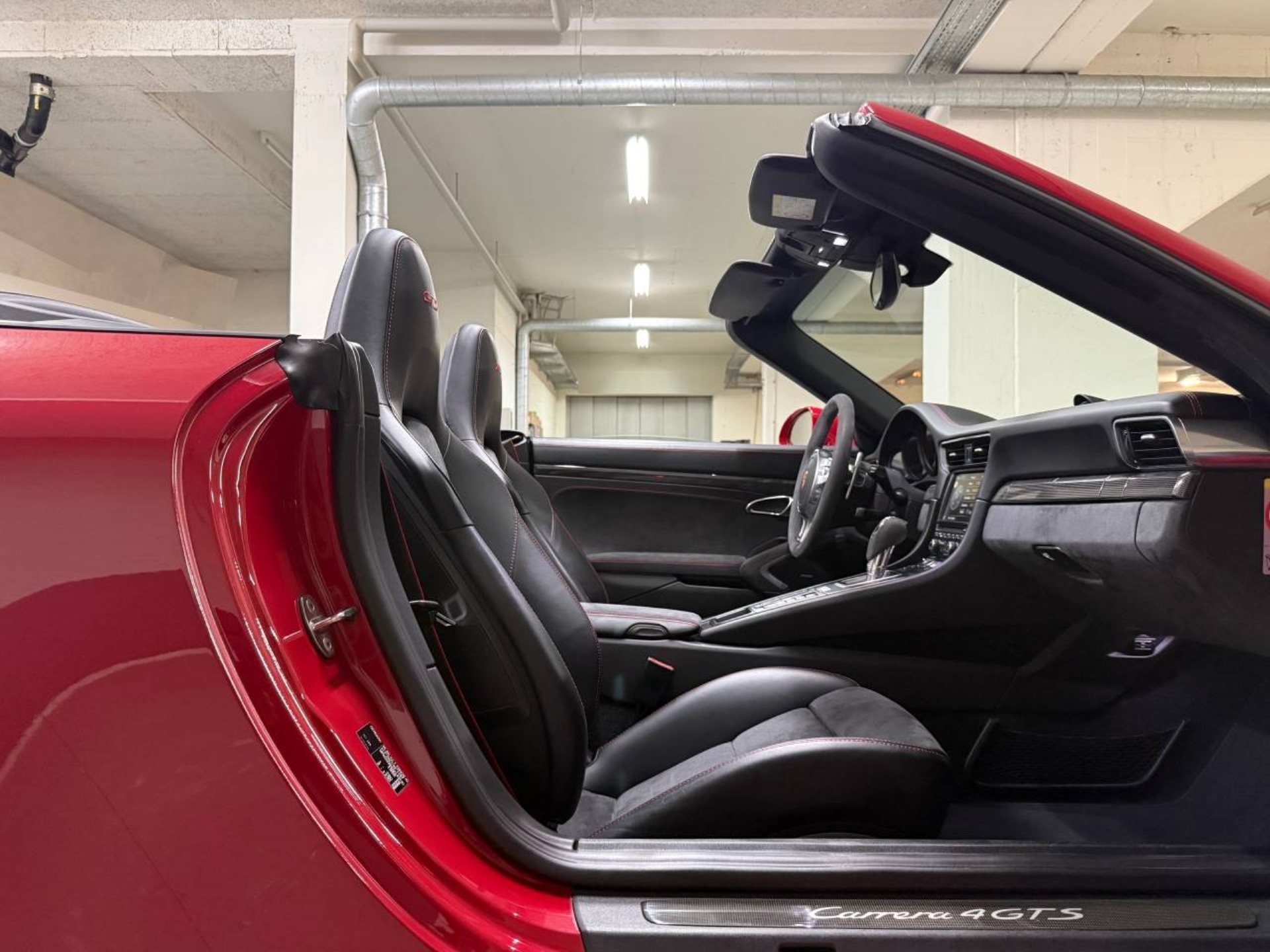 PORSCHE 911 Carrera 4 GTS Cabriolet-image-17