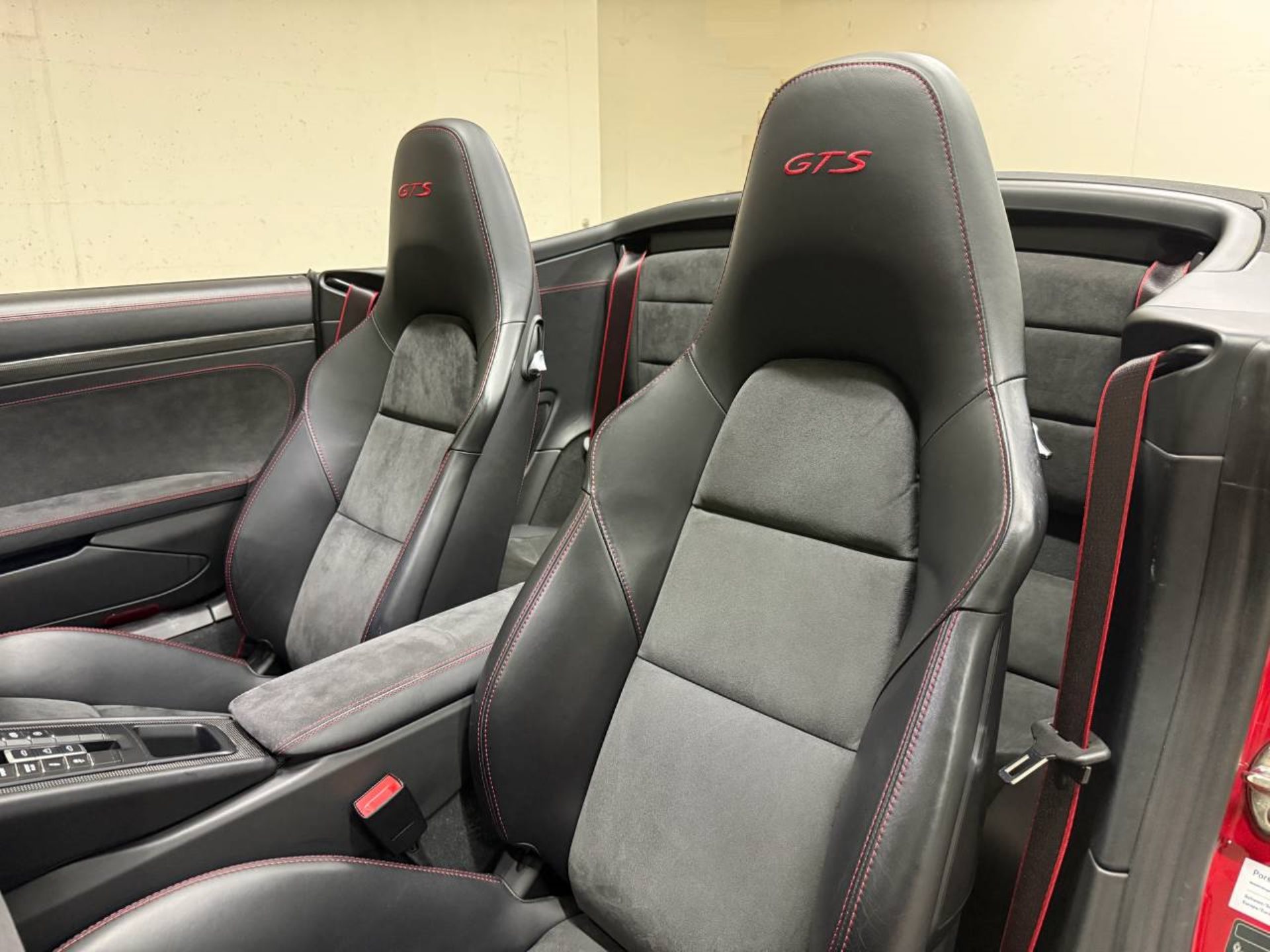 PORSCHE 911 Carrera 4 GTS Cabriolet-image-4