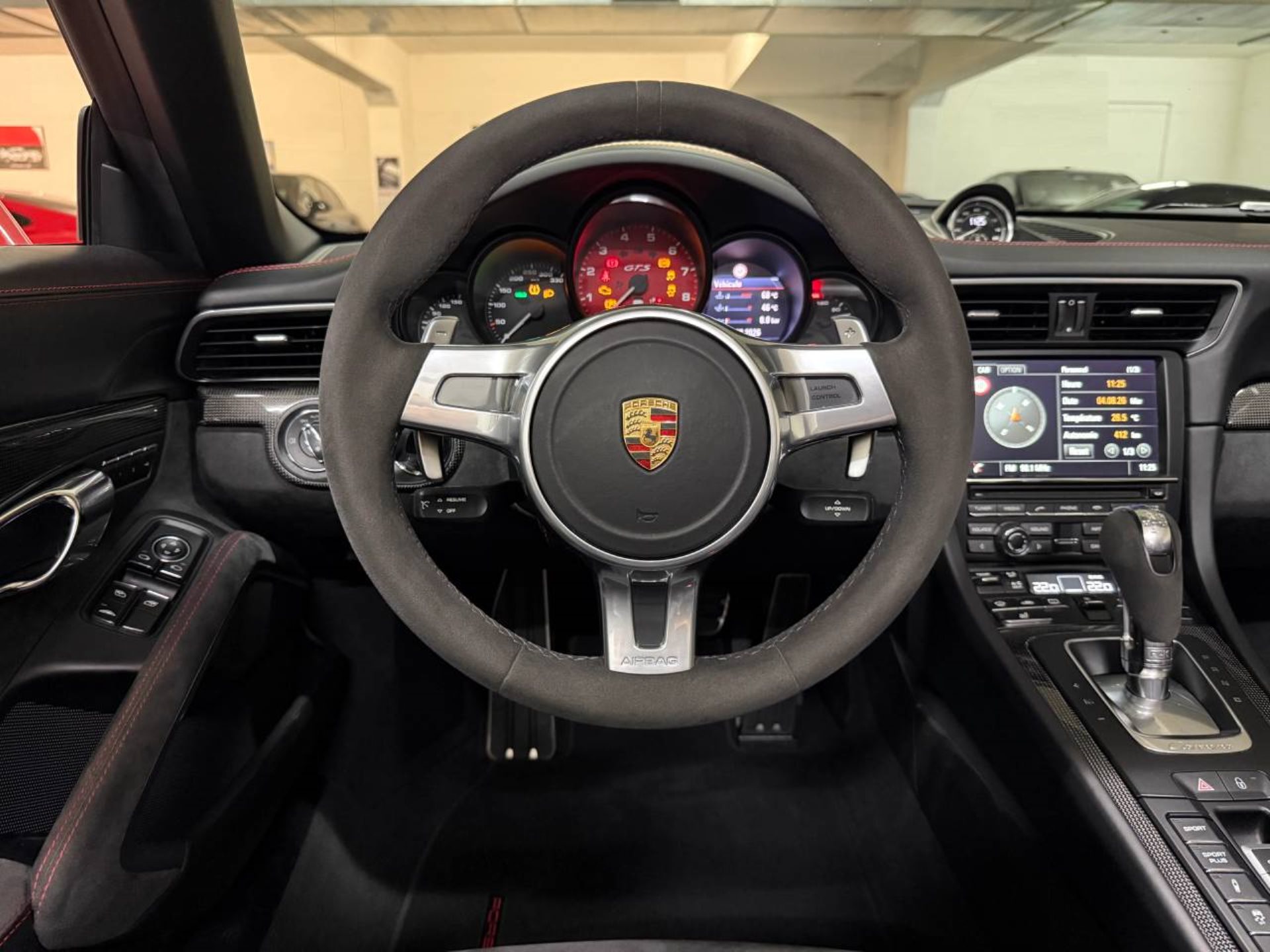 PORSCHE 911 Carrera 4 GTS Cabriolet-image-10