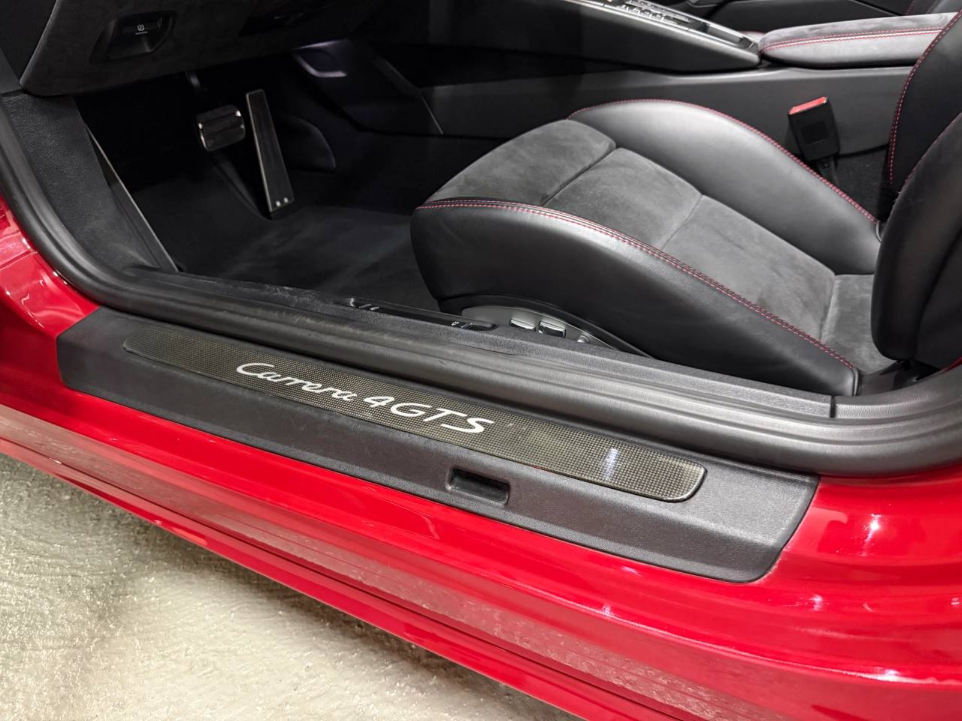 PORSCHE 911 Carrera 4 GTS Cabriolet-image-22
