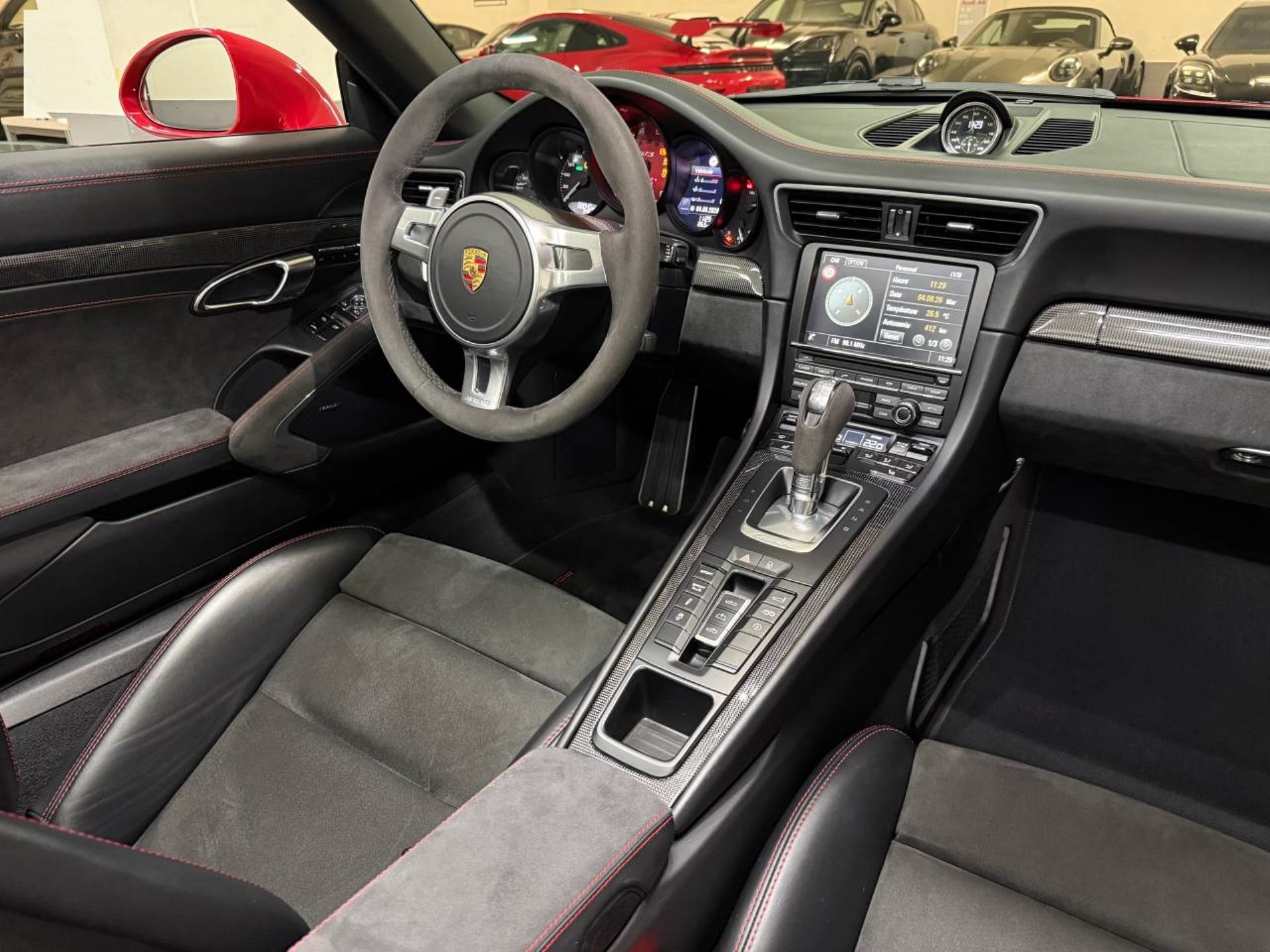 PORSCHE 911 Carrera 4 GTS Cabriolet-image-14