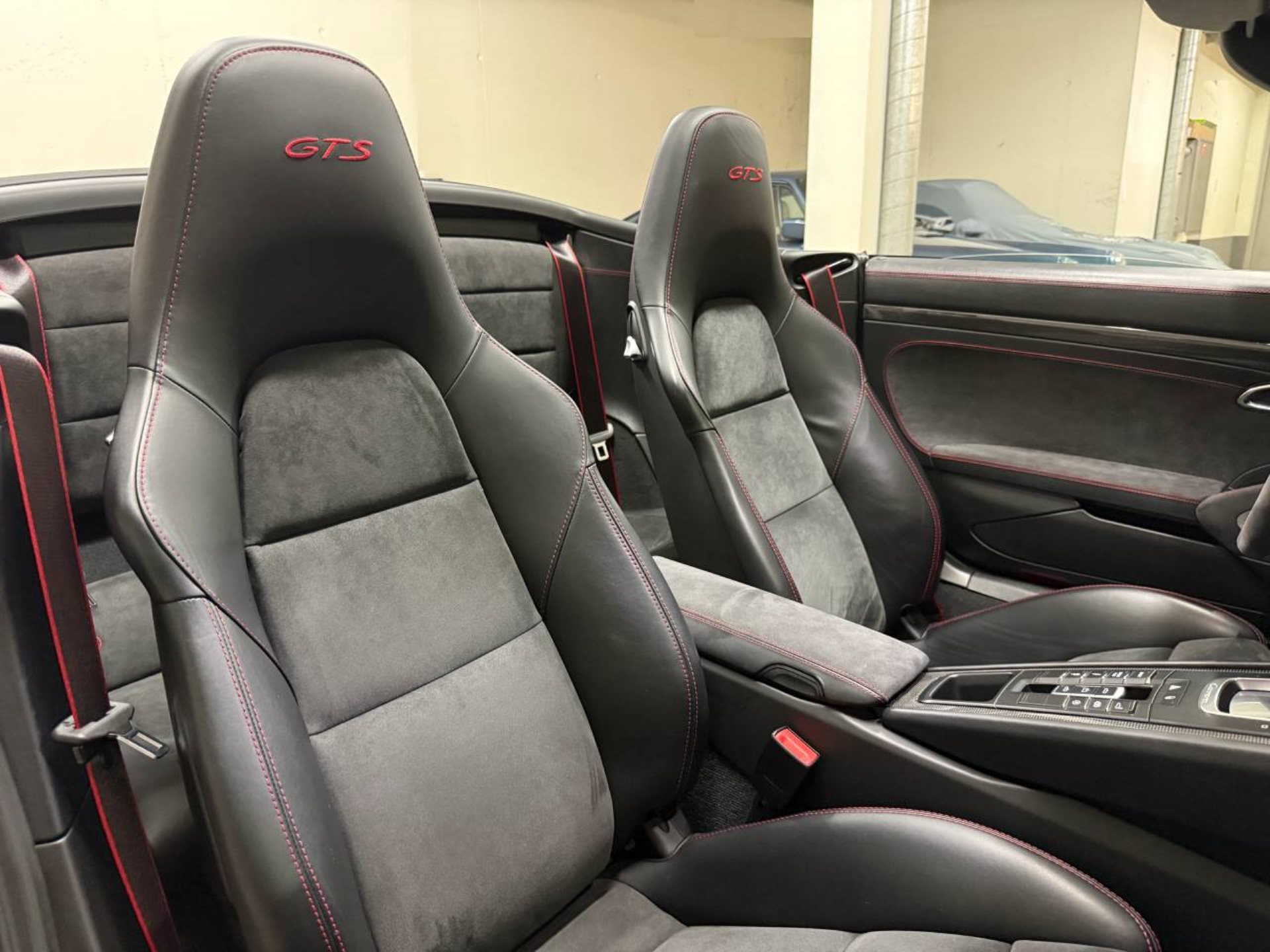 PORSCHE 911 Carrera 4 GTS Cabriolet-image-16