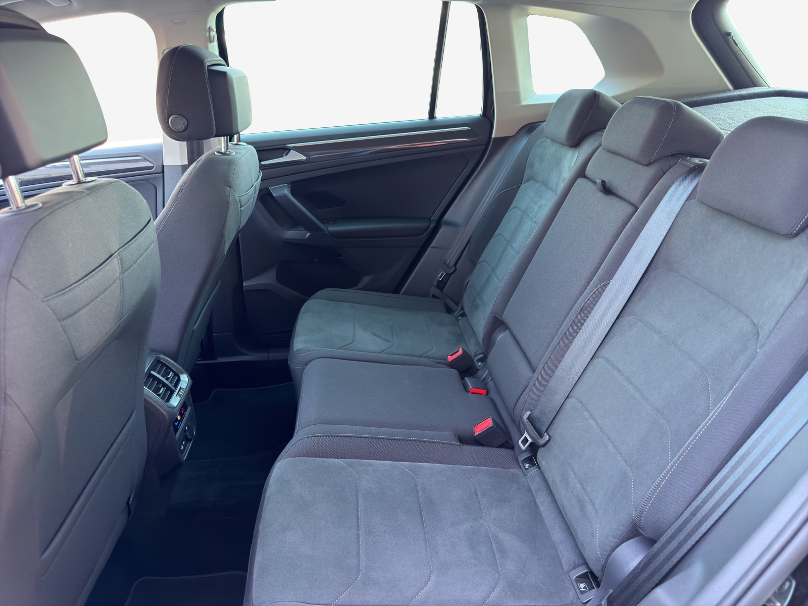 VW Tiguan 2.0TSI Elegance 4Motion DSG-image-11