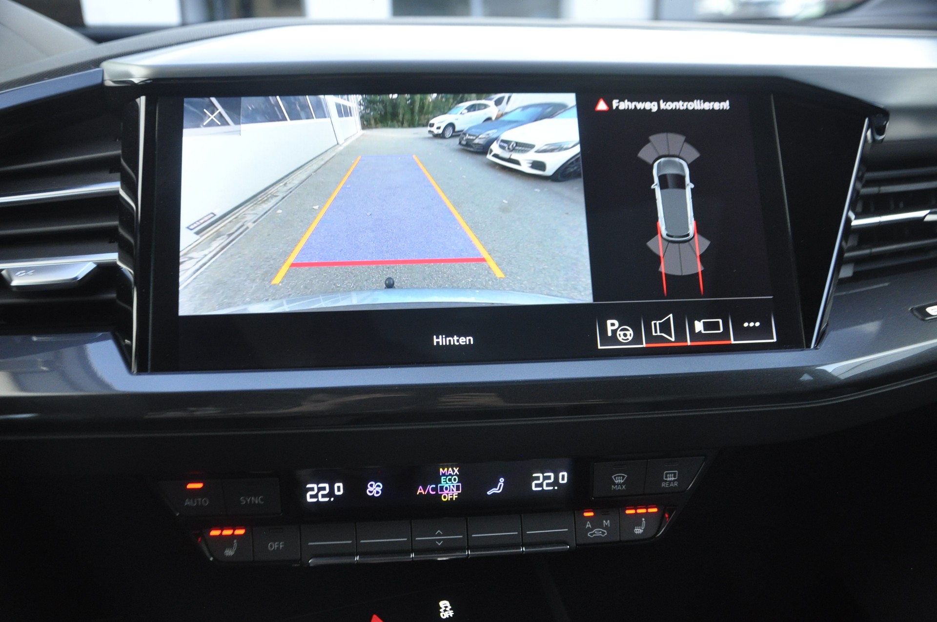 AUDI Q4 e-tron 45 quattro I Anhängerkupplung-image-10