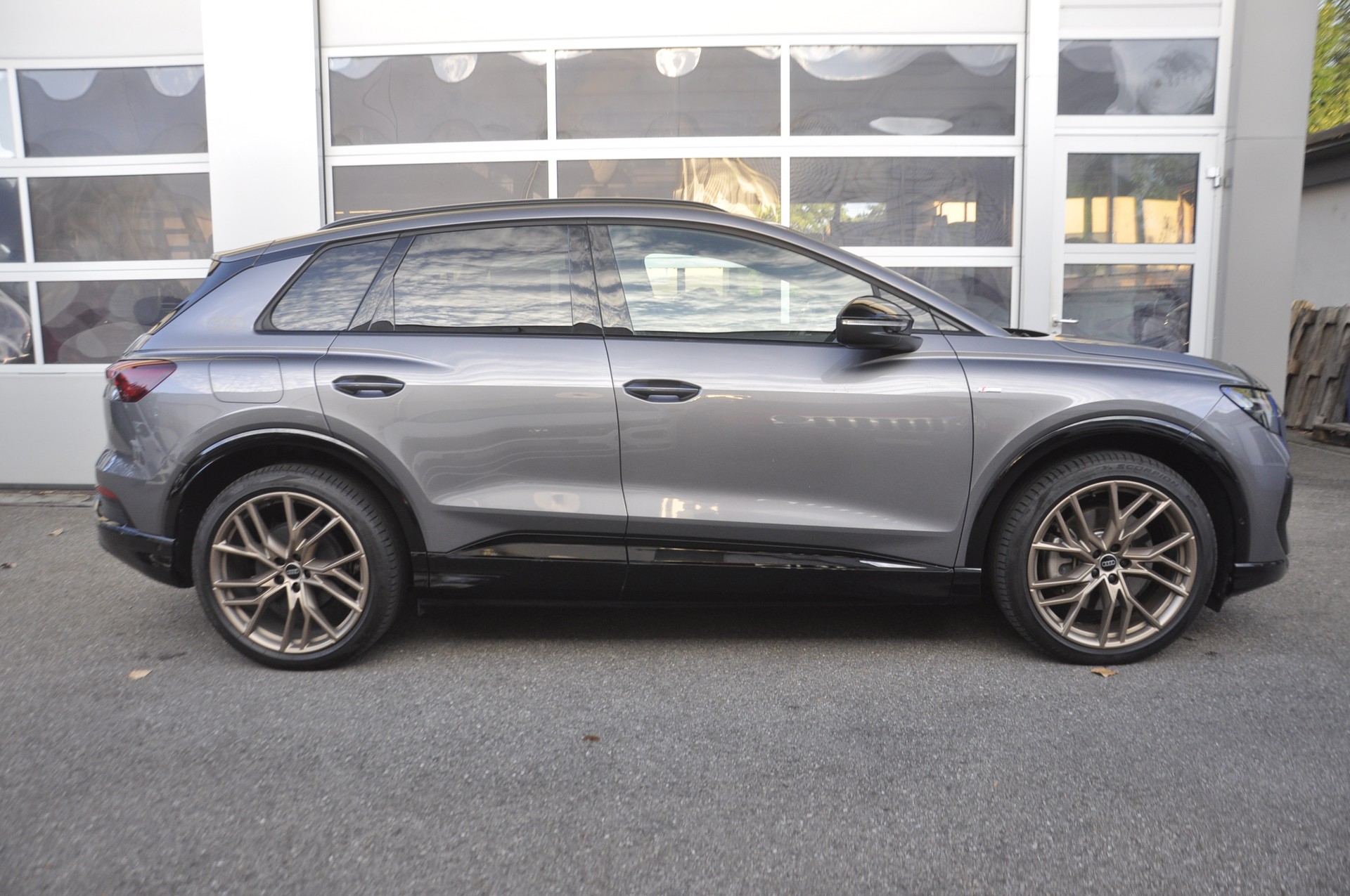 AUDI Q4 e-tron 45 quattro I Anhängerkupplung-image-1