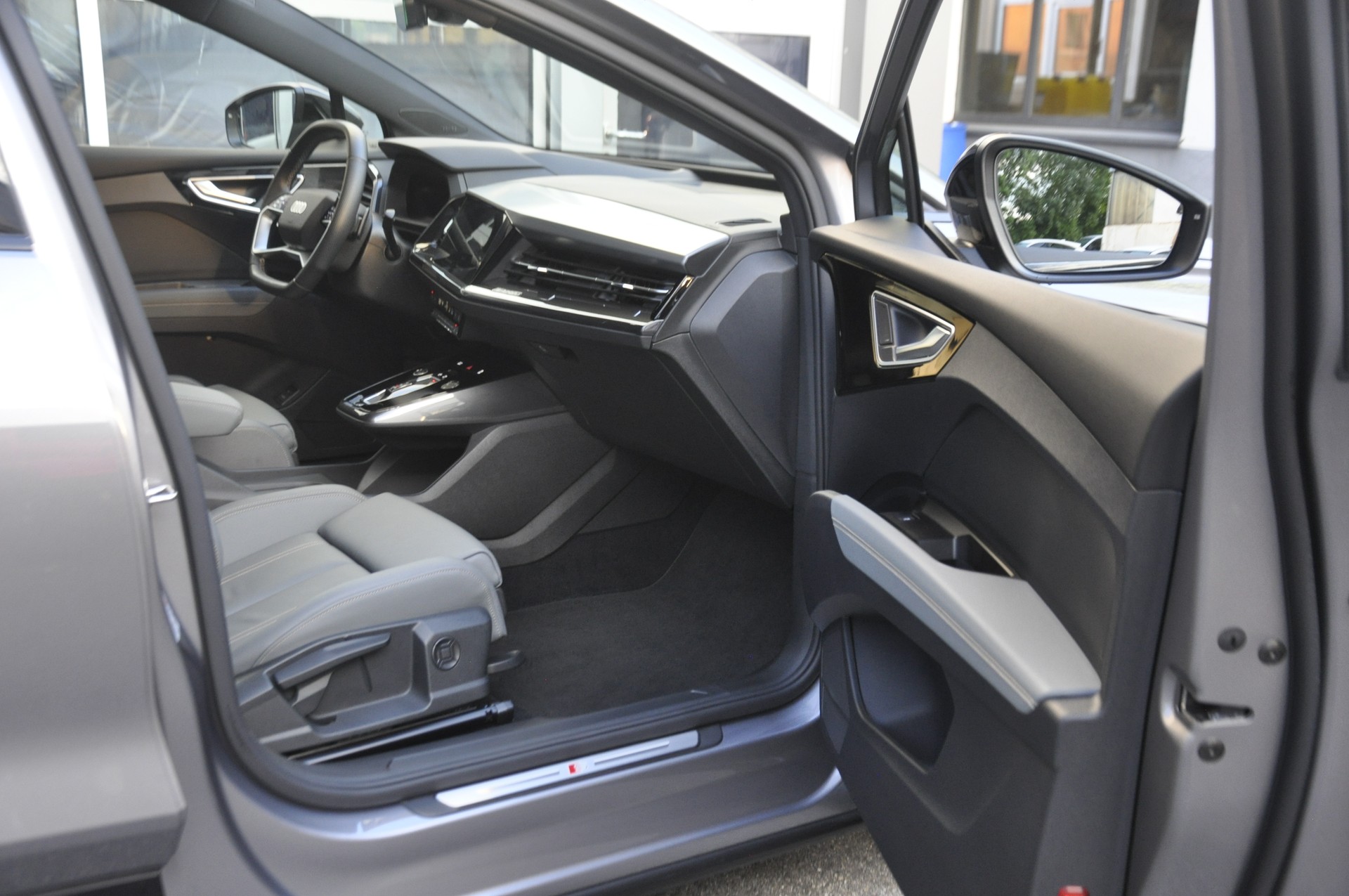 AUDI Q4 e-tron 45 quattro I Anhängerkupplung-image-6