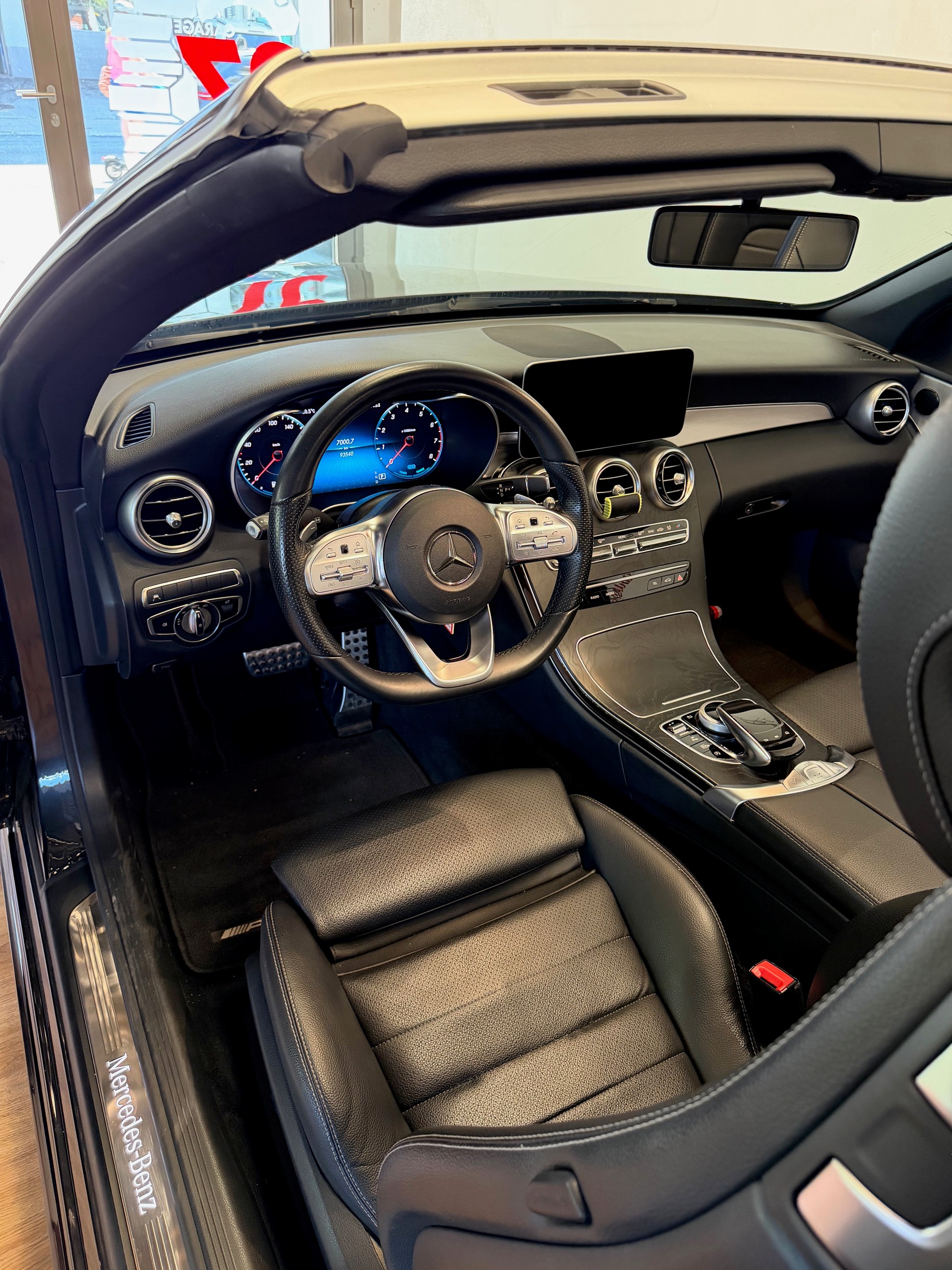 MERCEDES-BENZ C 200 AMG Line Cabriolet 4Matic 9G-Tronic-image-10