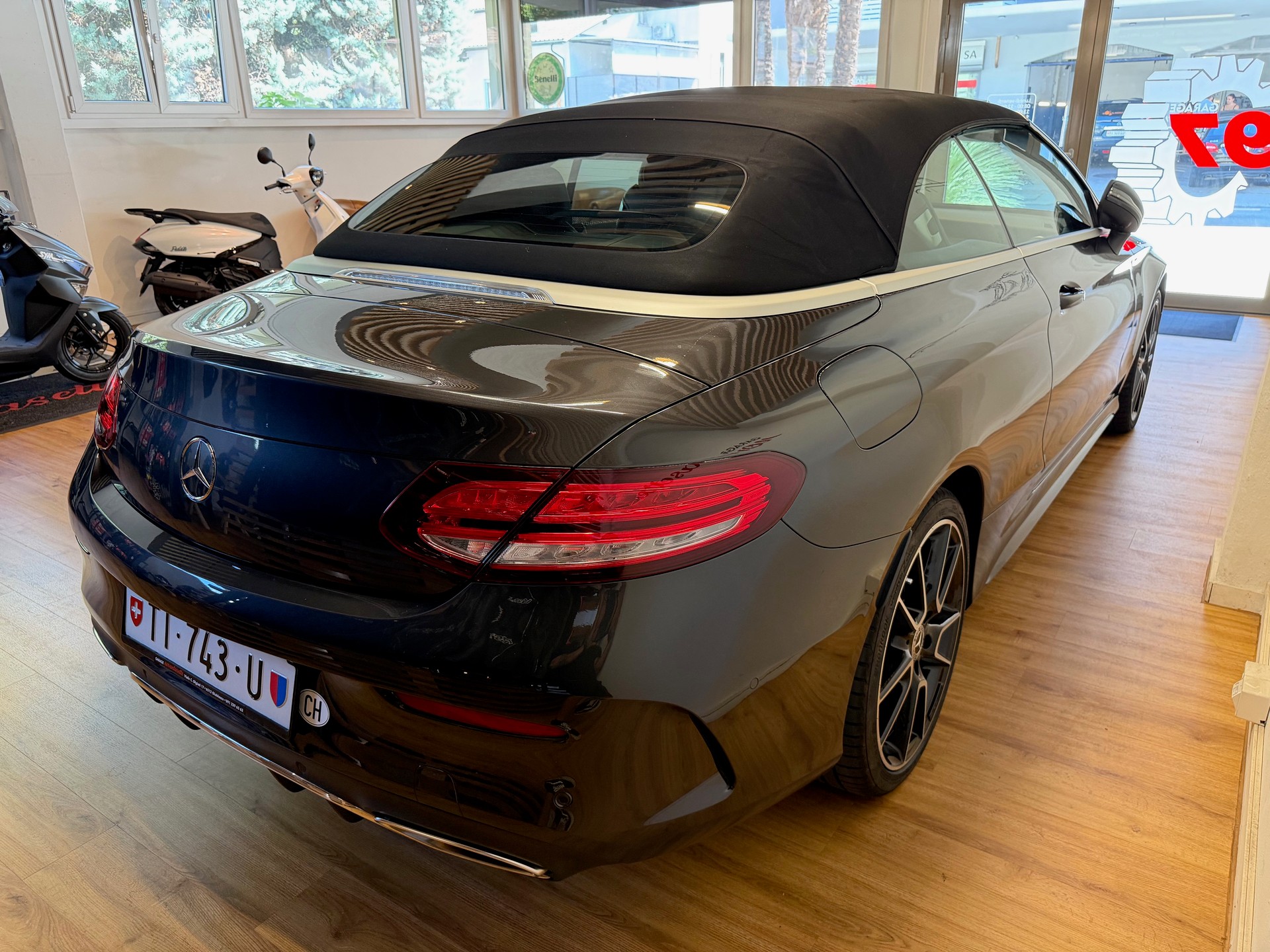 MERCEDES-BENZ C 200 AMG Line Cabriolet 4Matic 9G-Tronic-image-4