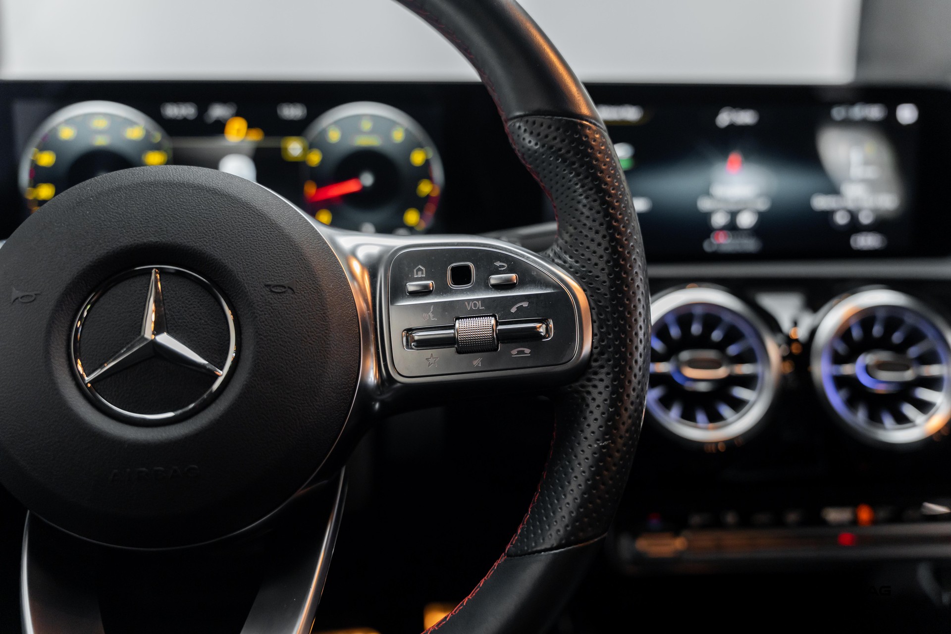 MERCEDES-BENZ A 200 AMG Line 7G-DCT-image-19