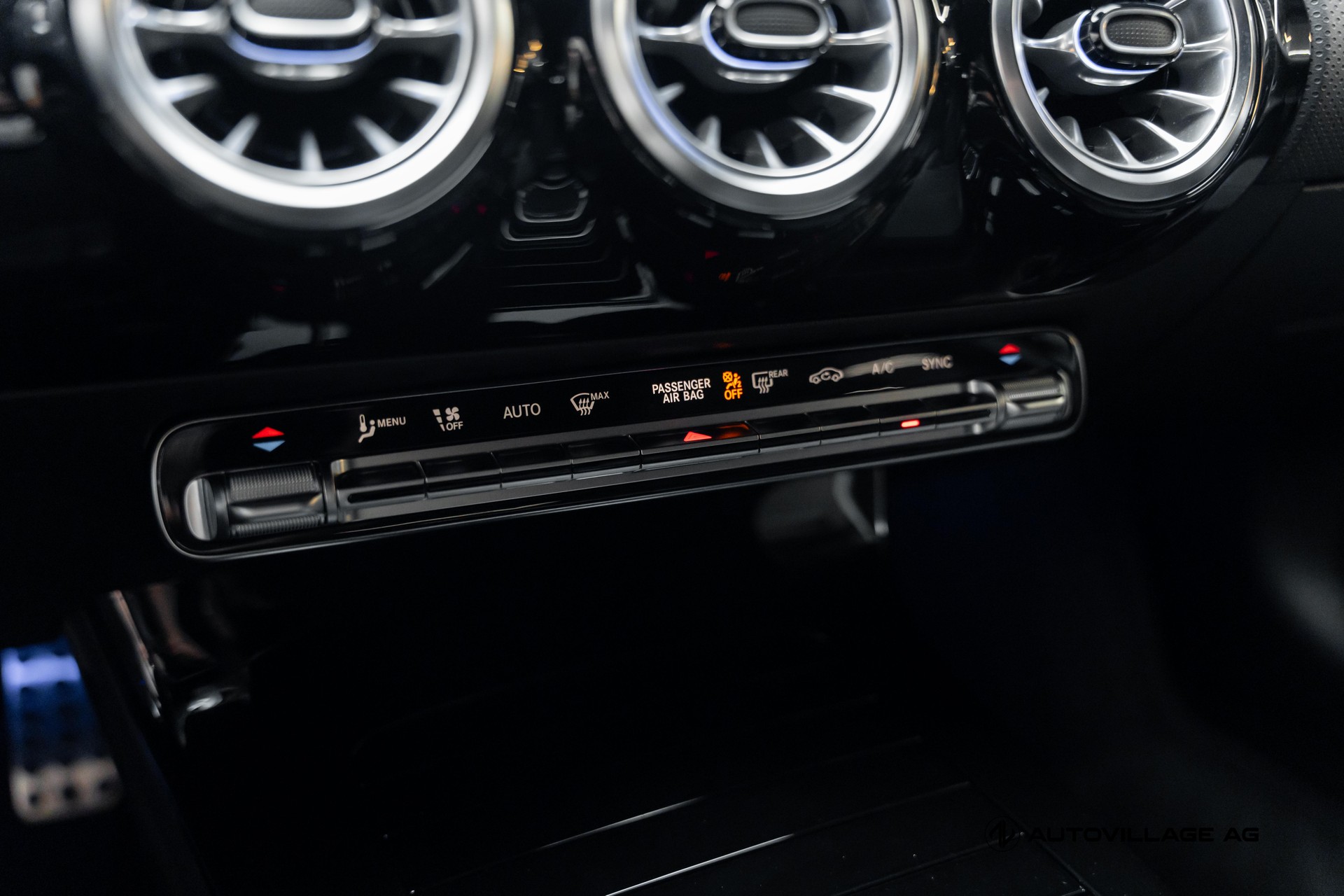 MERCEDES-BENZ A 200 AMG Line 7G-DCT-image-12