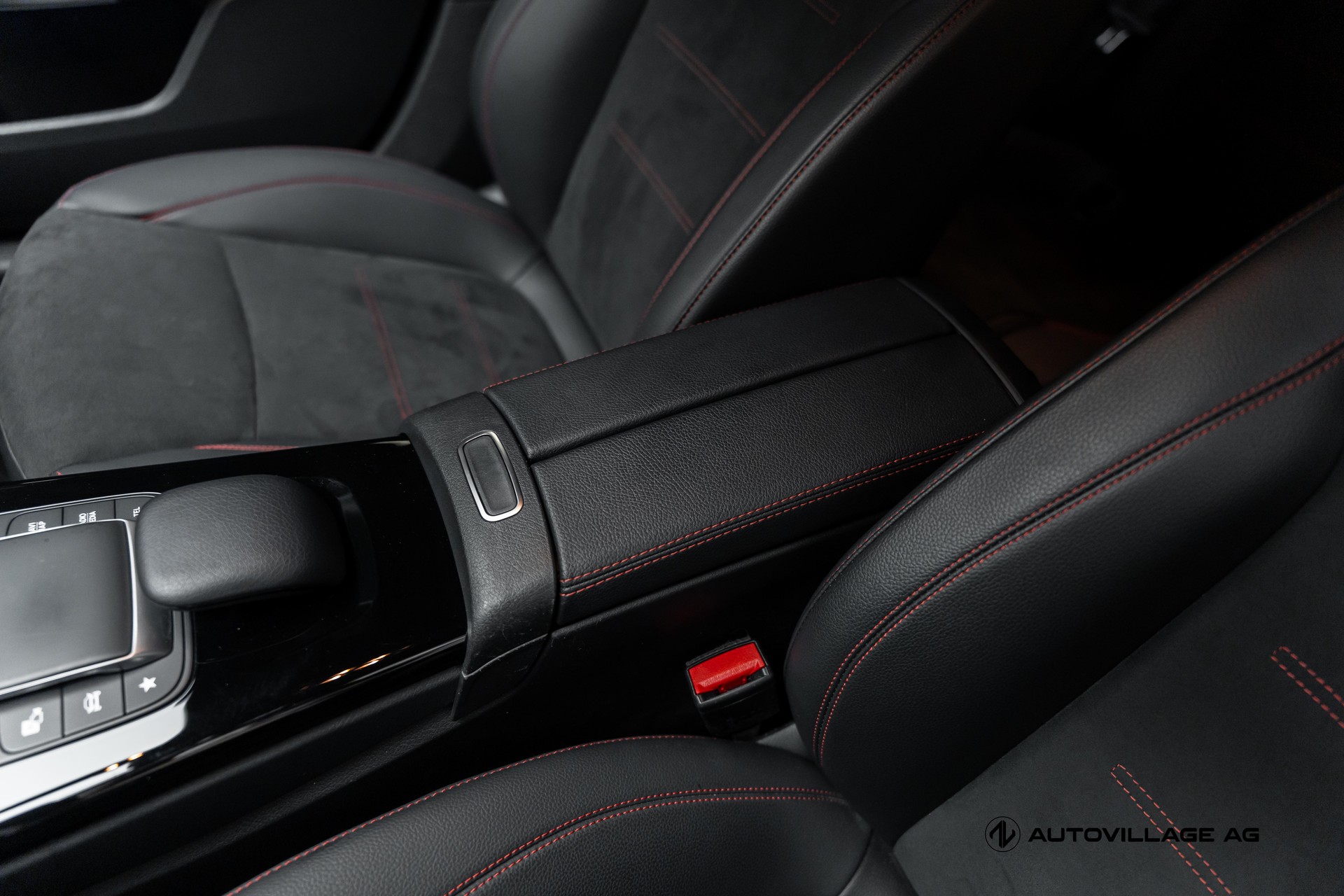 MERCEDES-BENZ A 200 AMG Line 7G-DCT-image-14