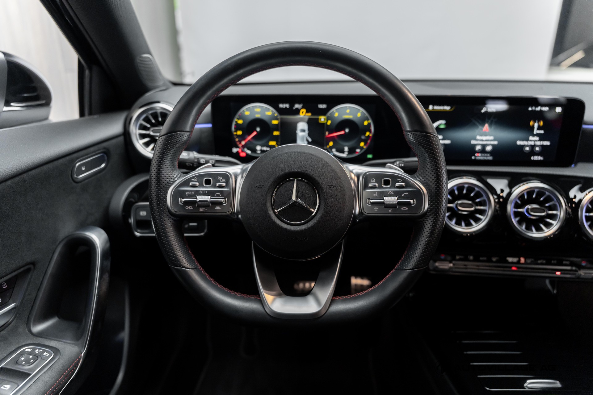 MERCEDES-BENZ A 200 AMG Line 7G-DCT-image-17