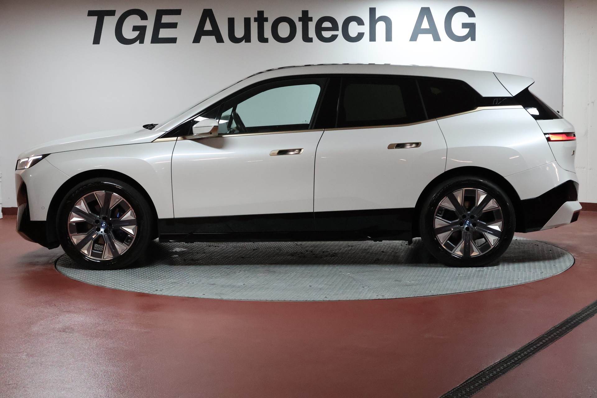 BMW iX xDrive50-showroom-element-3