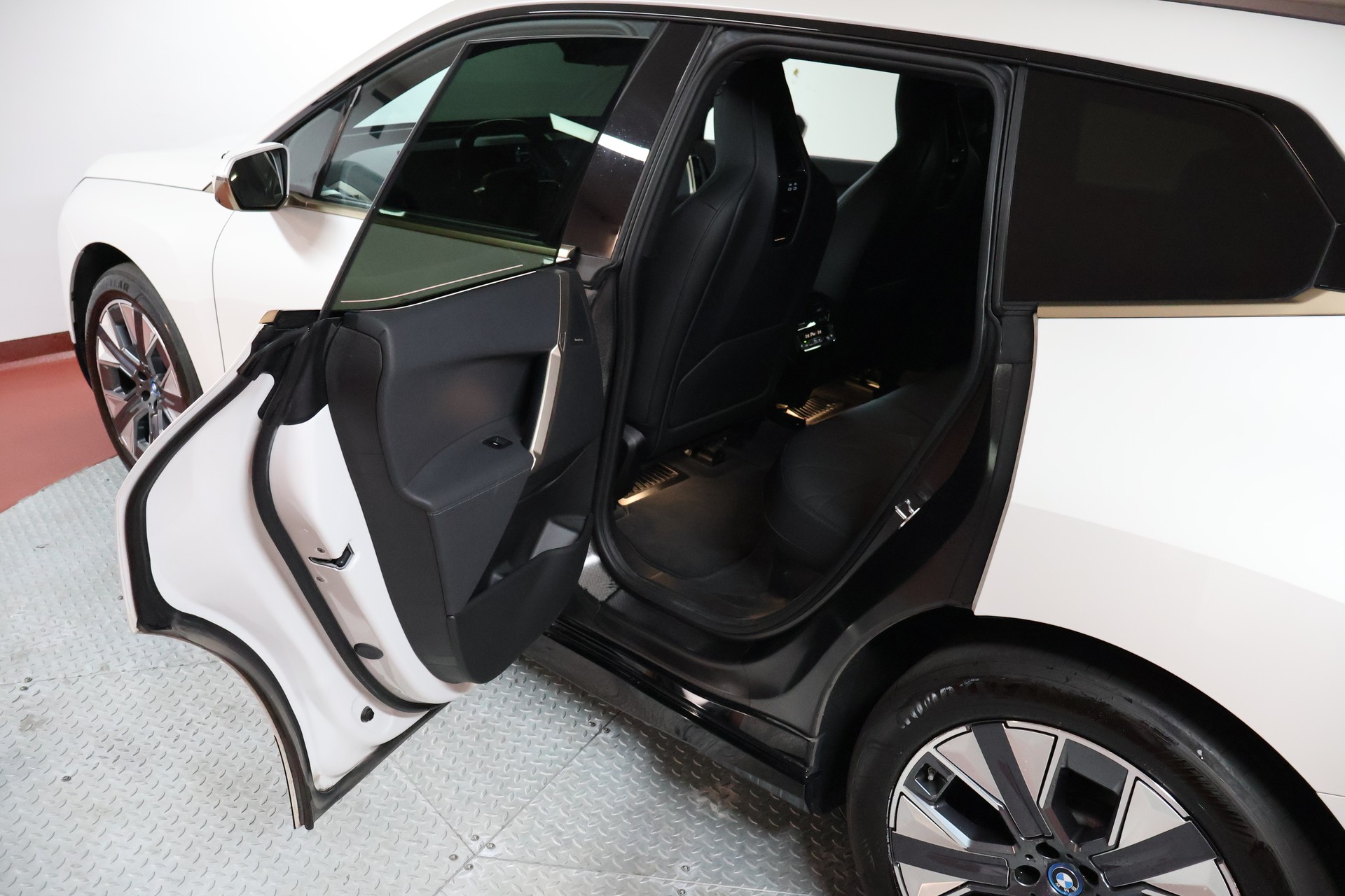 BMW iX xDrive50-image-16