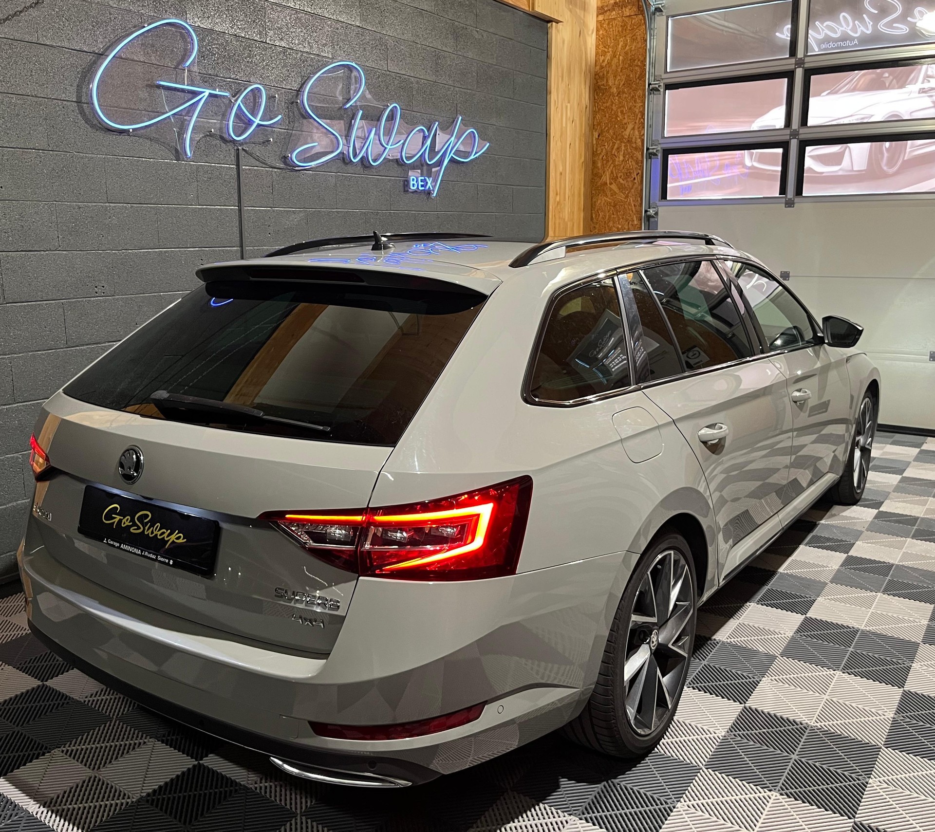 SKODA Superb Combi 2.0 TDi SportLine+ 4x4 DSG-image-1