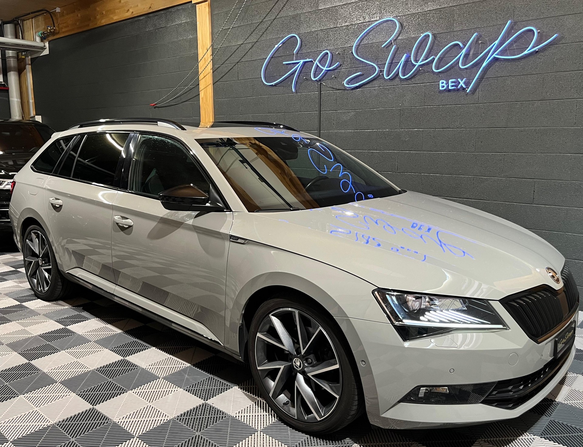 SKODA Superb Combi 2.0 TDi SportLine+ 4x4 DSG-image-0