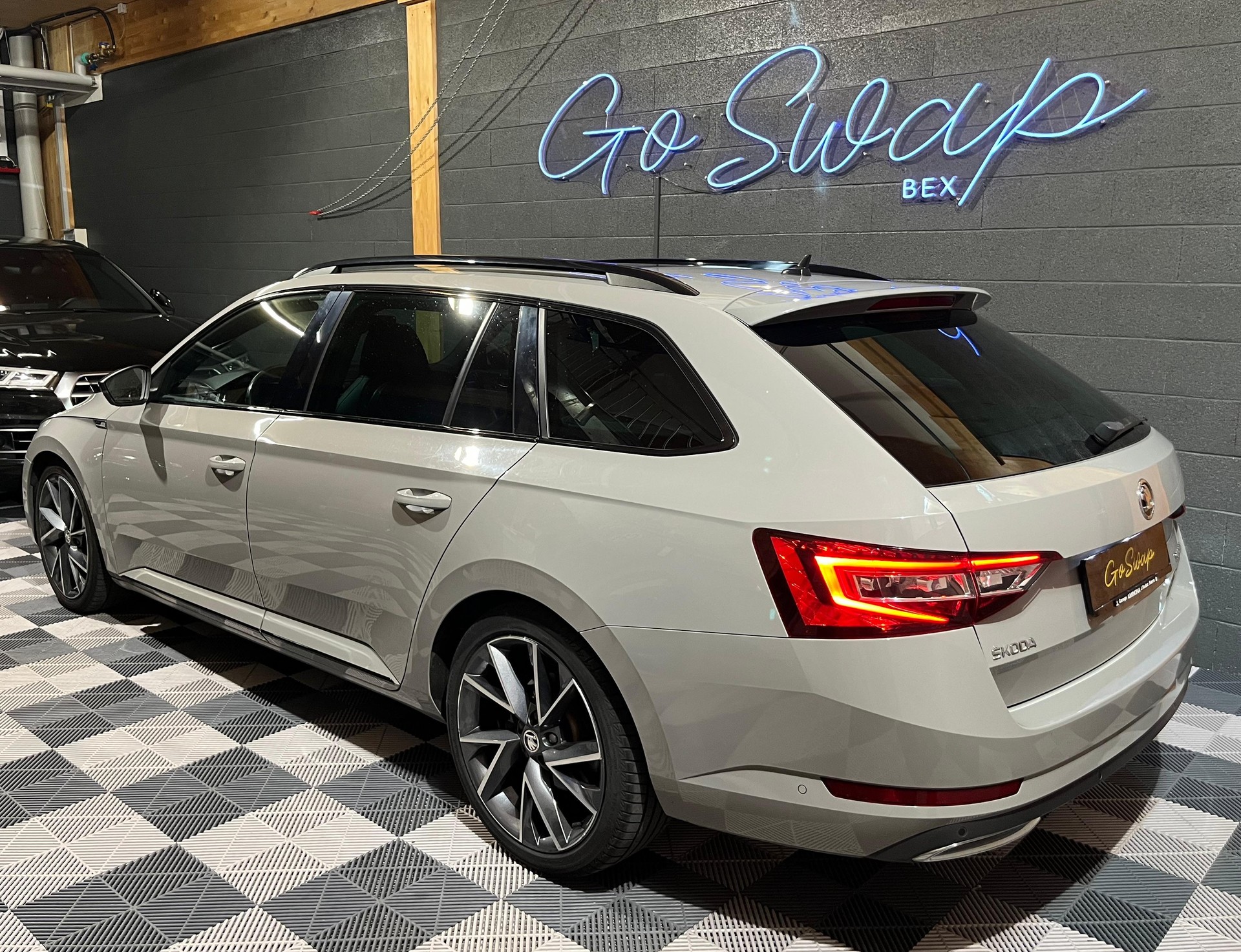SKODA Superb Combi 2.0 TDi SportLine+ 4x4 DSG-image-5